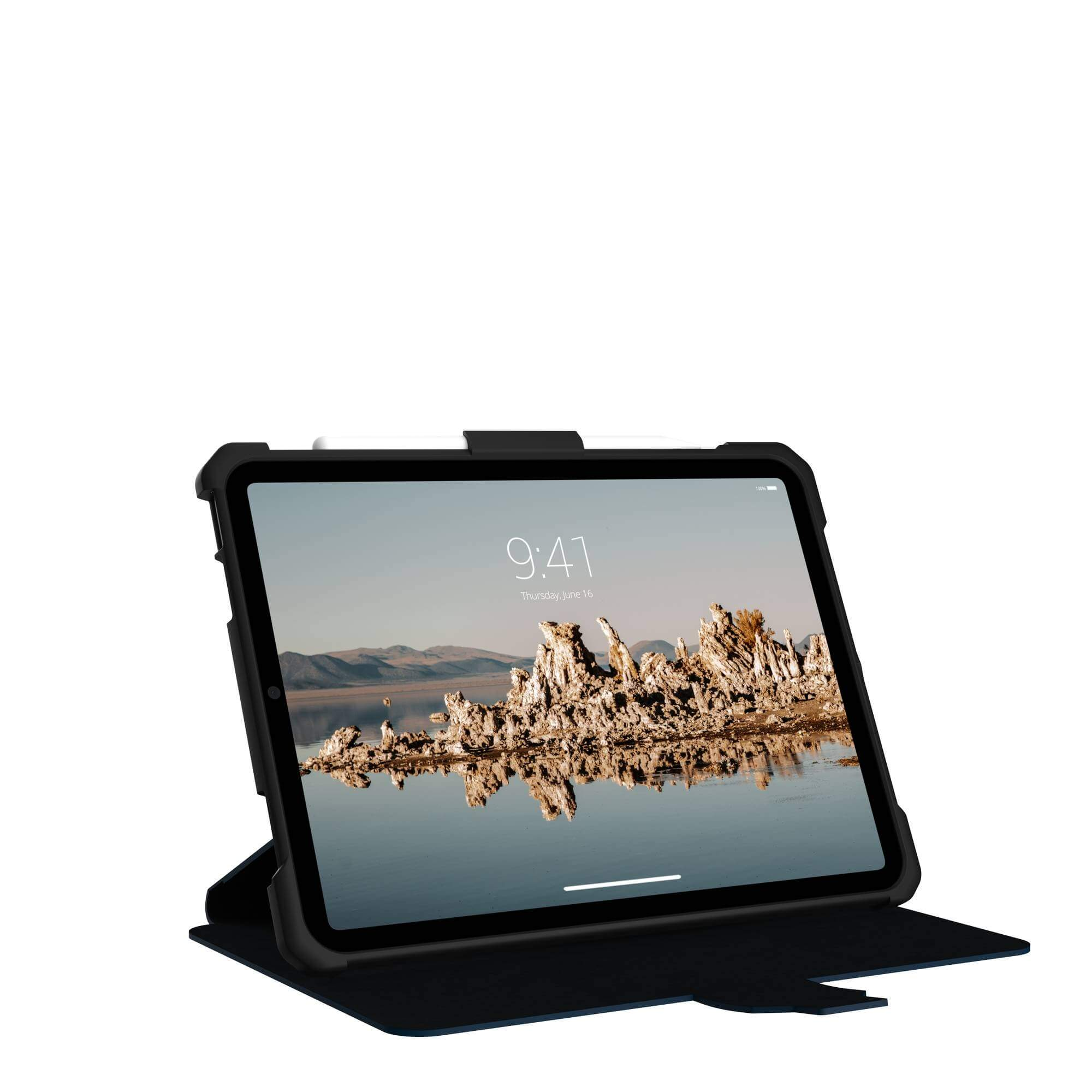 Tablet w czarnym etui, z krajobrazem. Na górze leży rysik.