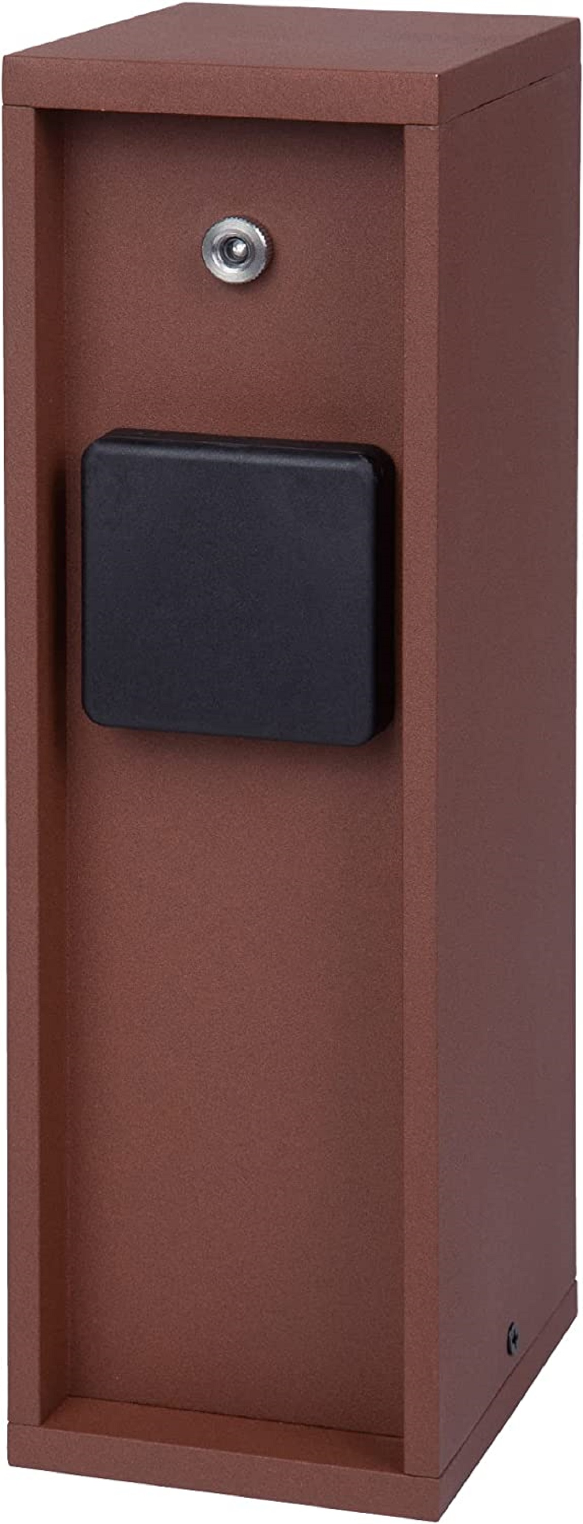 Braune Metallpostbox mit schwarzer Tür und Schlüsselloch, vor braunem Hintergrund.