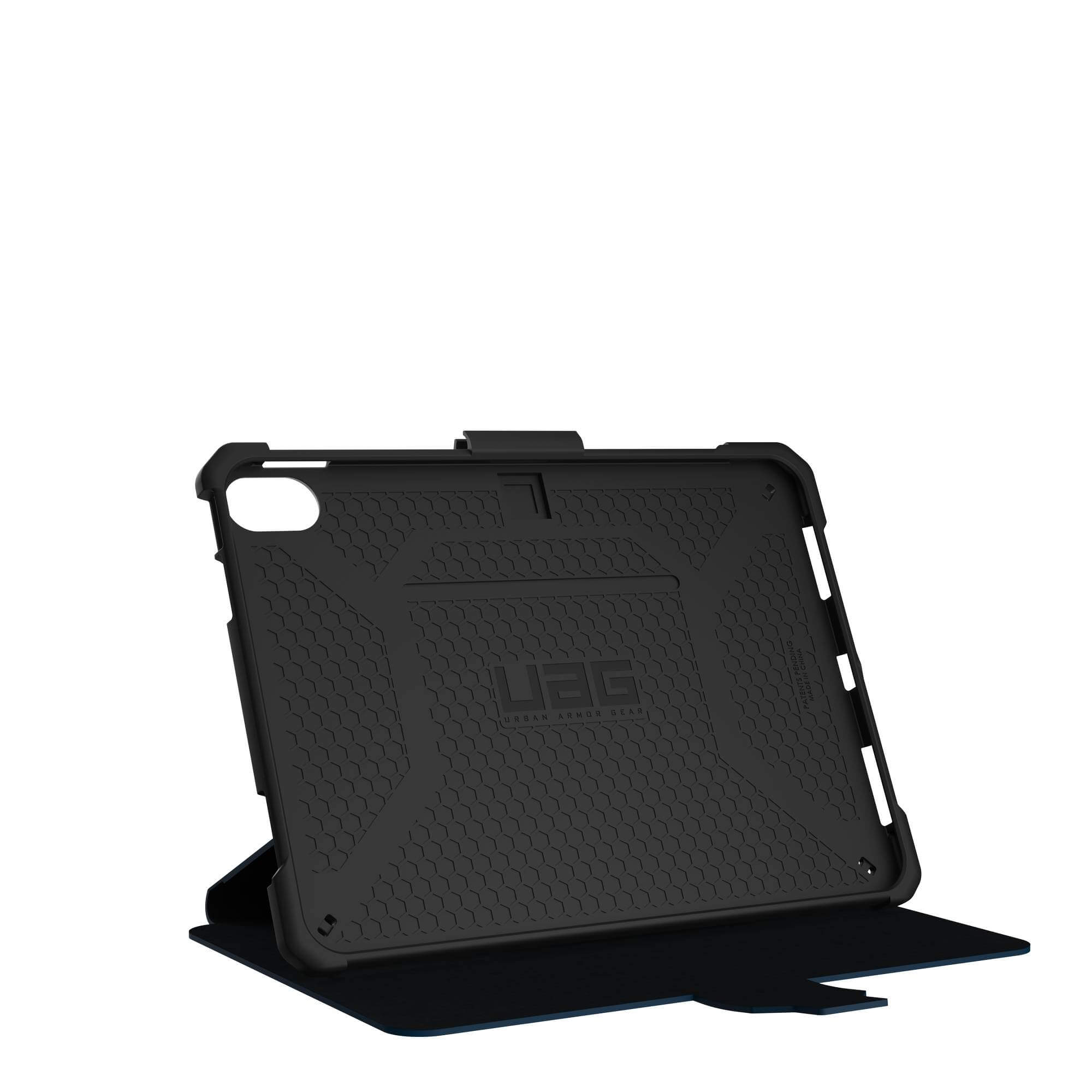 Czarne etui na tablet UAG otwarte, pokazujące wnętrze ze stojakiem i zamkniętą osłoną.