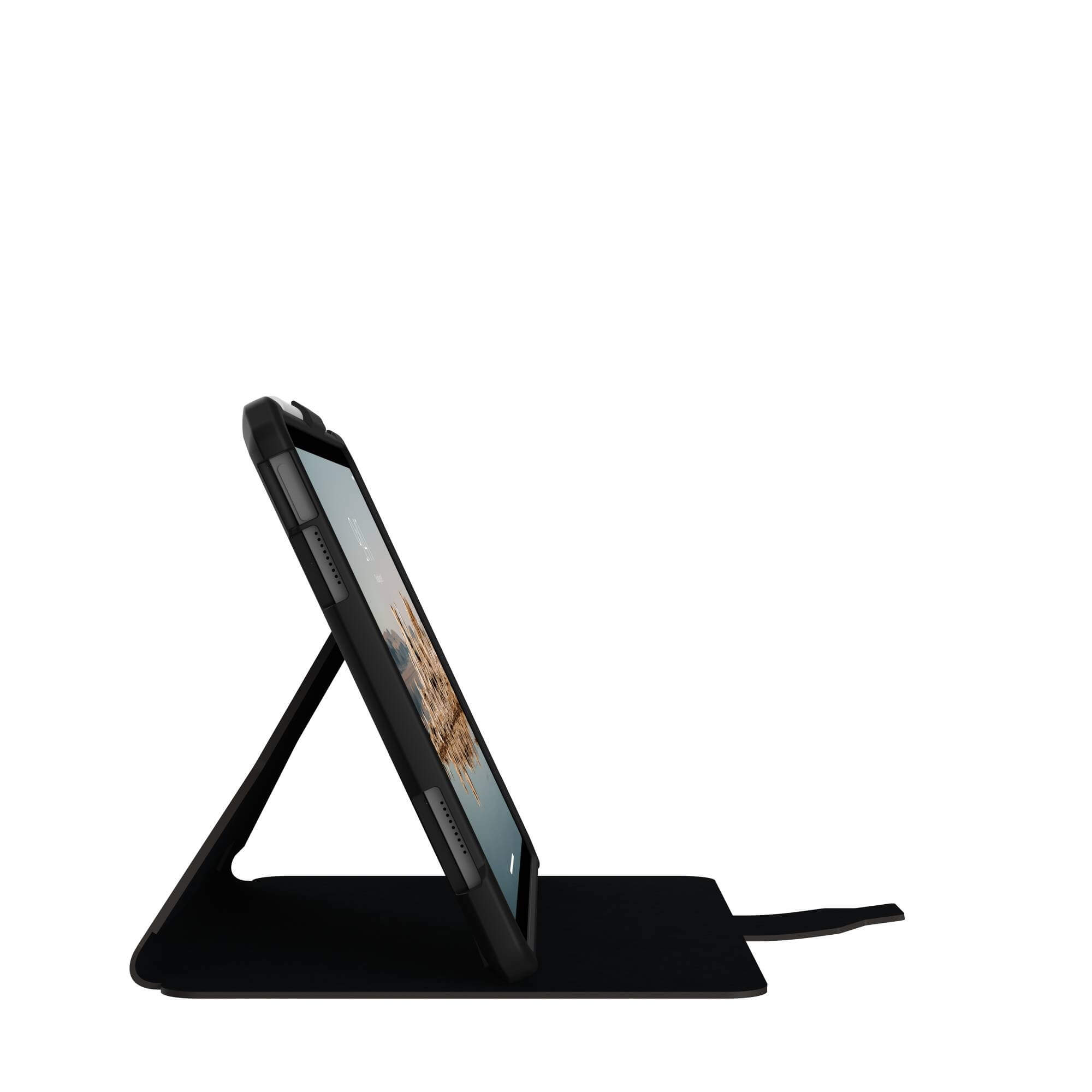 Czarny tablet podparty w etui, z ekranem skierowanym do góry, na białym tle.