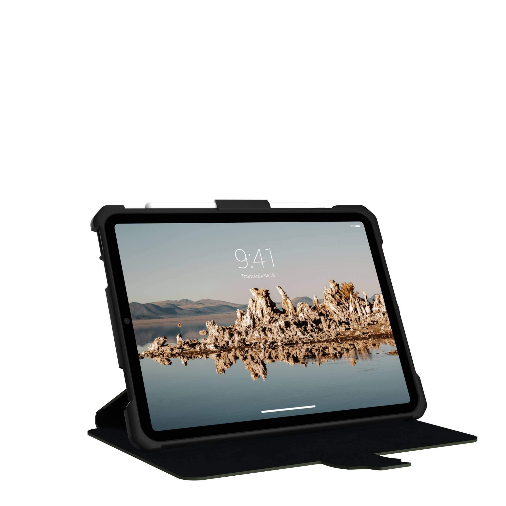 Tablet w czarnym etui. Ekran wyświetla krajobraz. Czarna okładka jest otwarta.