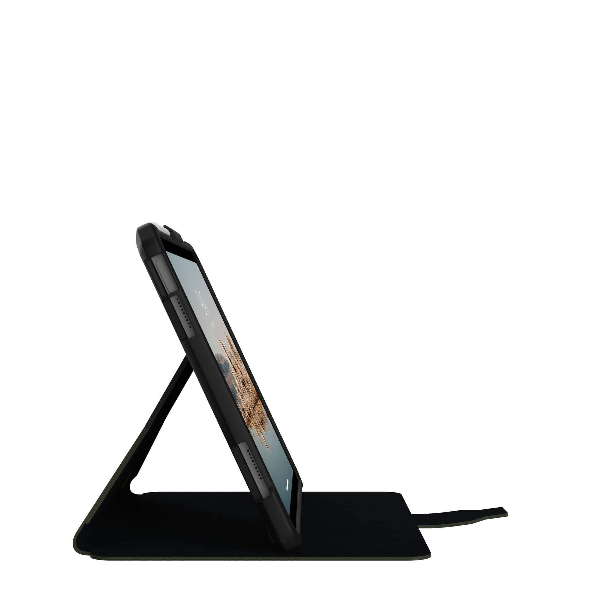 Tablet w czarnym etui podparty. Ekran jest widoczny. Tło jest białe.