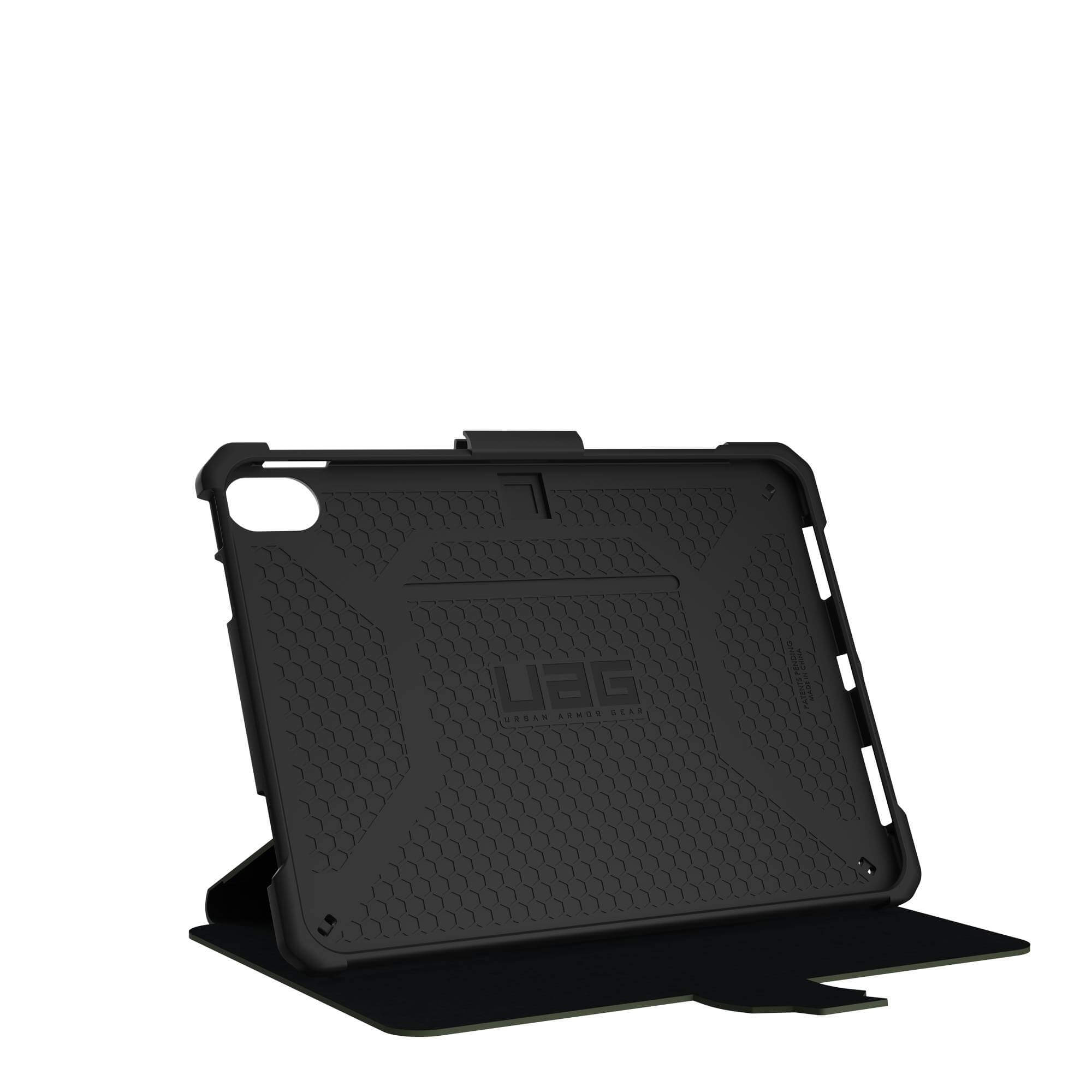 Czarny futerał na tablet otwarty. Czarne wnętrze, szary wygląd. Logo UAG z tyłu.