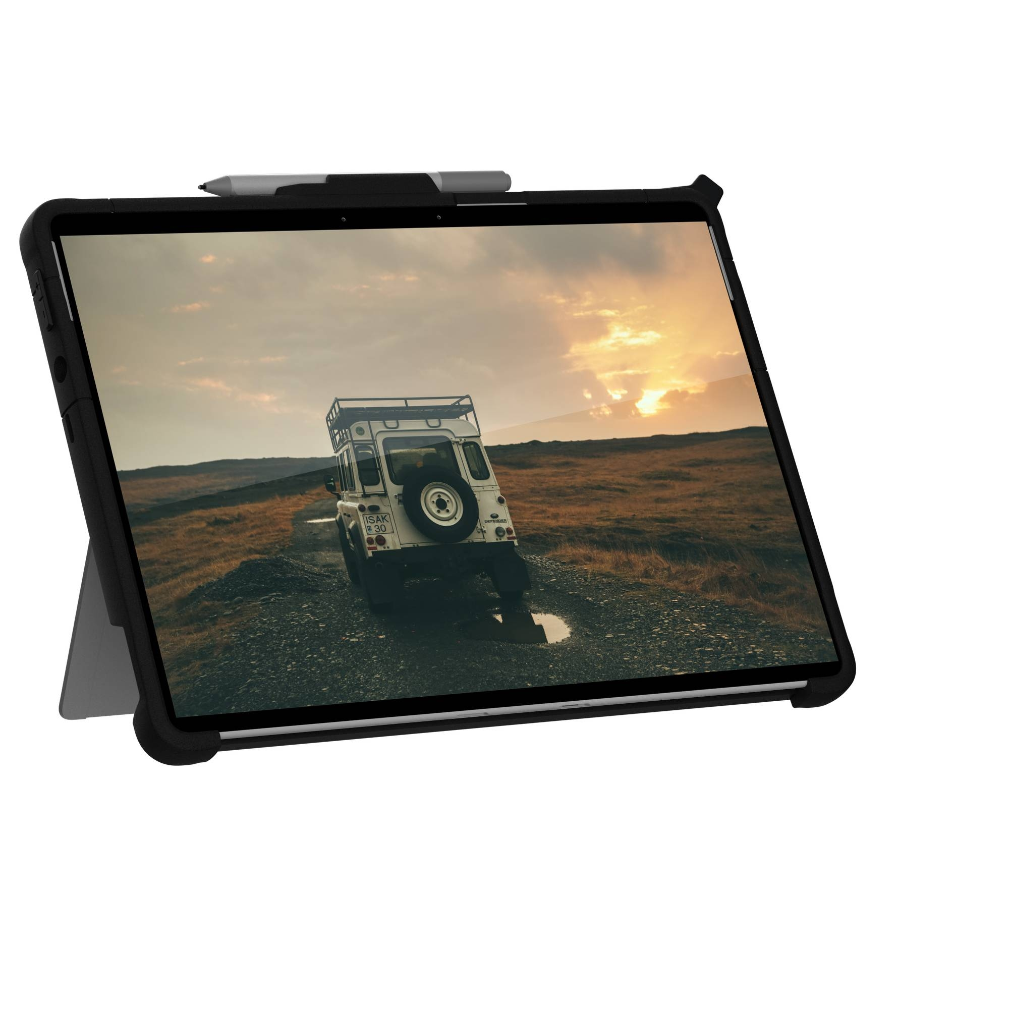 Tablet in schwarzer Hülle, Landschaftsansicht, mit Stift. Ein Fahrzeug im Hintergrund.