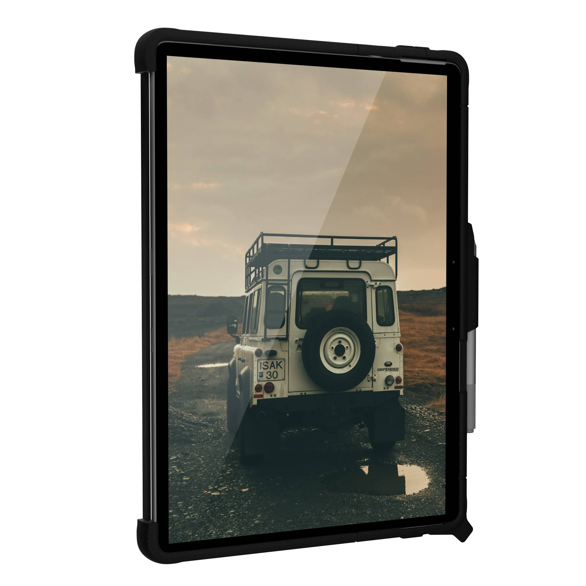 Tablet in einer Hülle, die ein Fahrzeug auf einer Straße mit einem bewölkten Himmel im Hintergrund zeigt.
