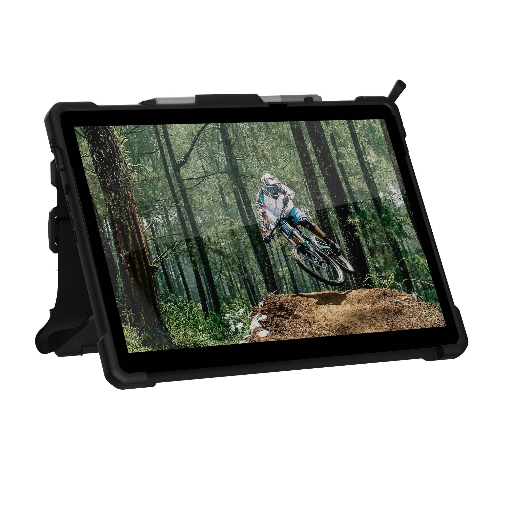 Tablet in schwarzer, robuster Hülle mit Stift. Waldhintergrund, Radfahrer auf dem Bildschirm.
