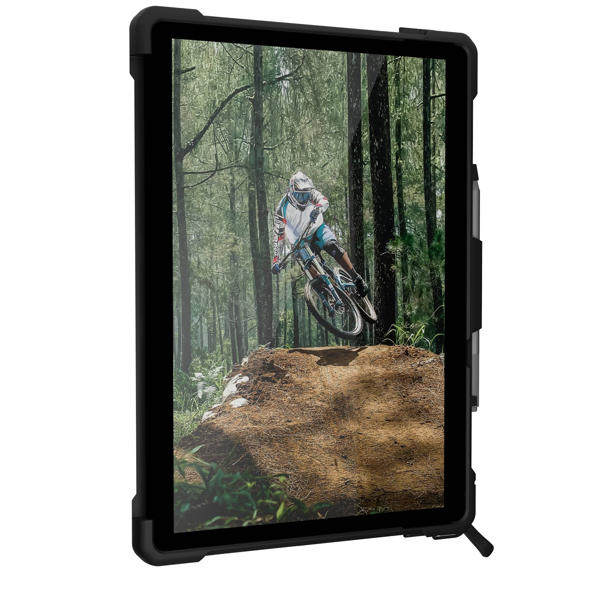 Ein Tablet in einer schwarzen, robusten Hülle, das einen Mountainbiker in einer Waldszene zeigt.