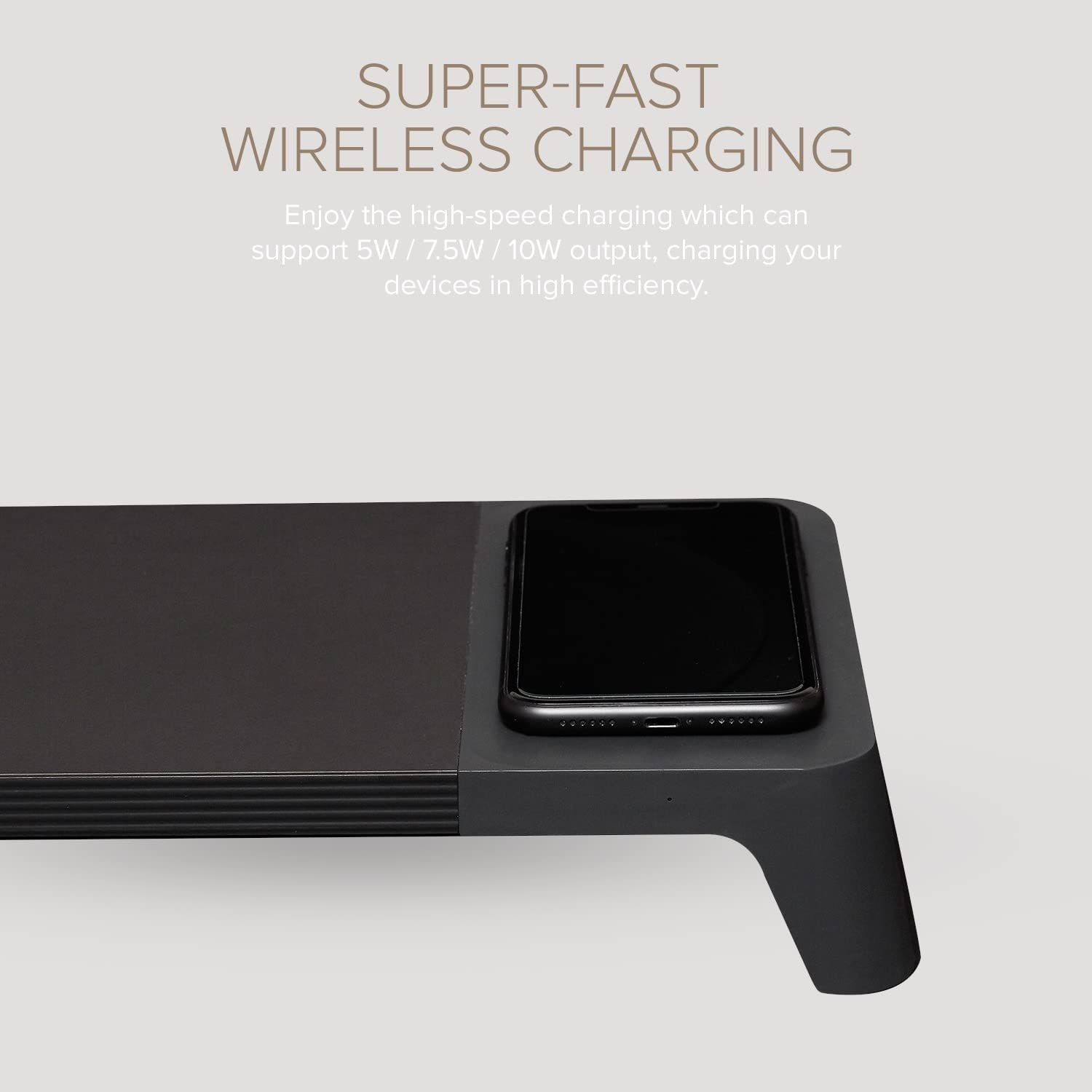 Schwarzes kabelloses Ladepad mit Telefon. Das Pad hat ein geschwungenes Design.