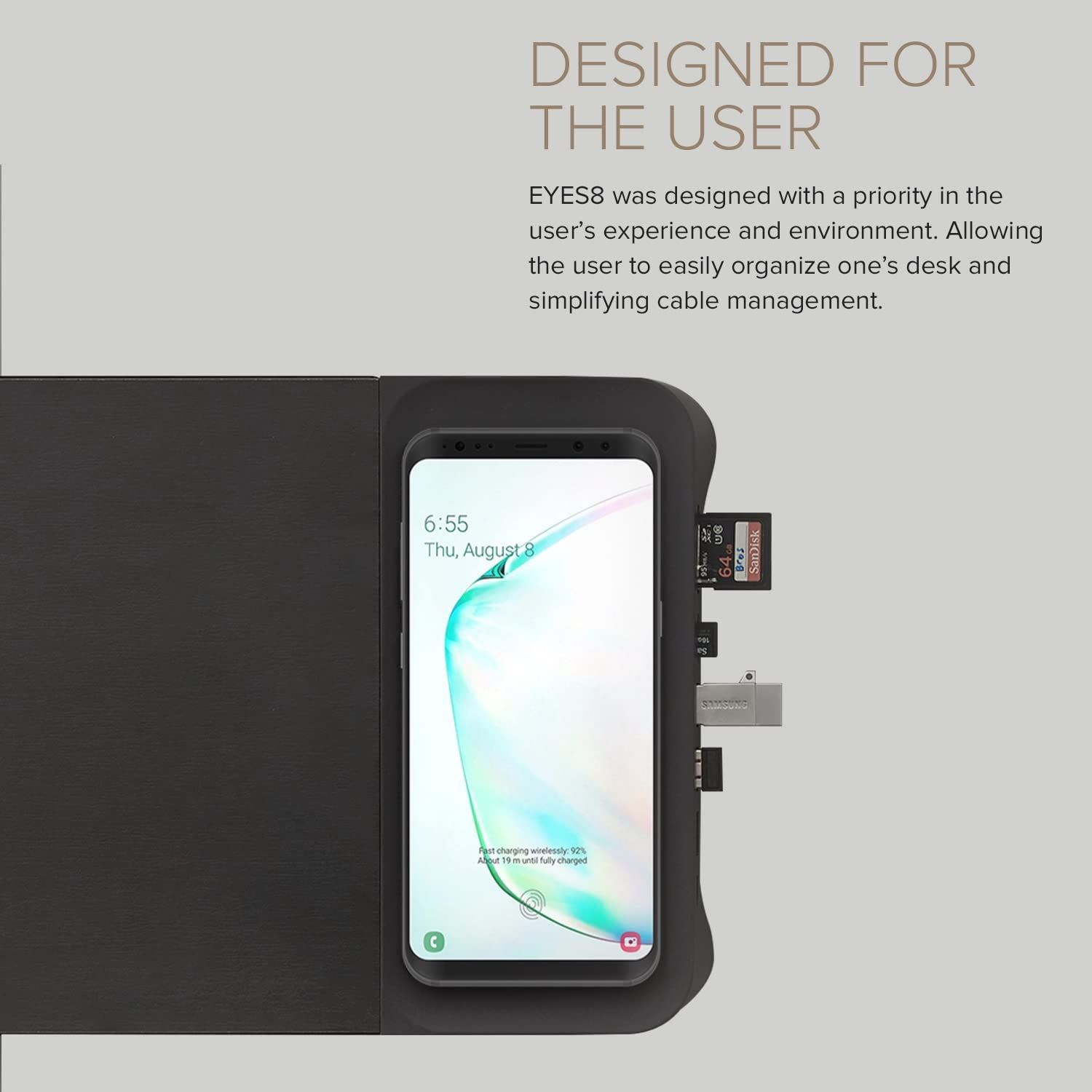 Telefon auf einem Schreibtisch-Organizer. Der Bildschirm zeigt die Uhrzeit und eine Kalender-App. USB- und SD-Kartensteckplätze.