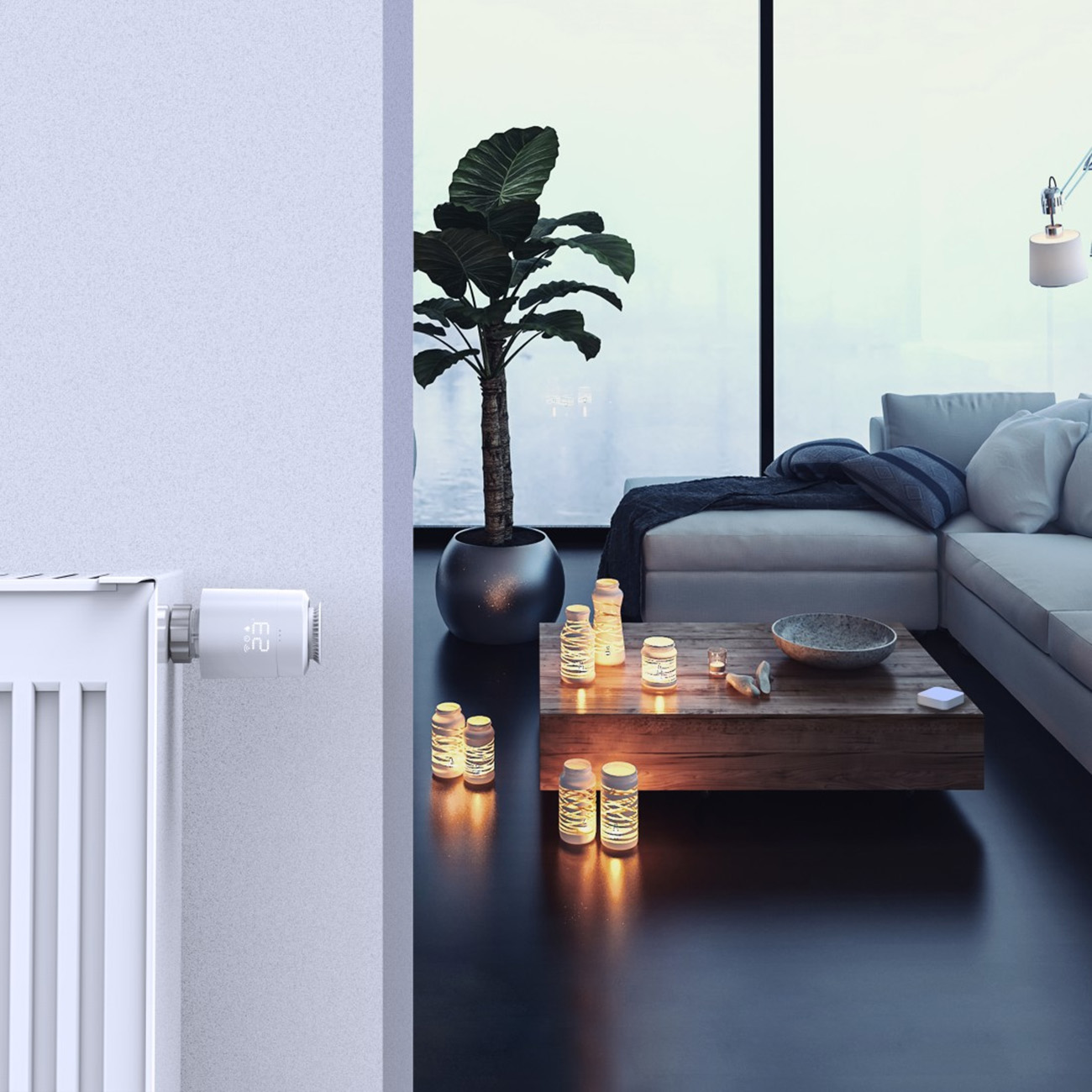 Innenszene mit Heizkörper, Smart-Thermostat und Kerzen auf einem Couchtisch.