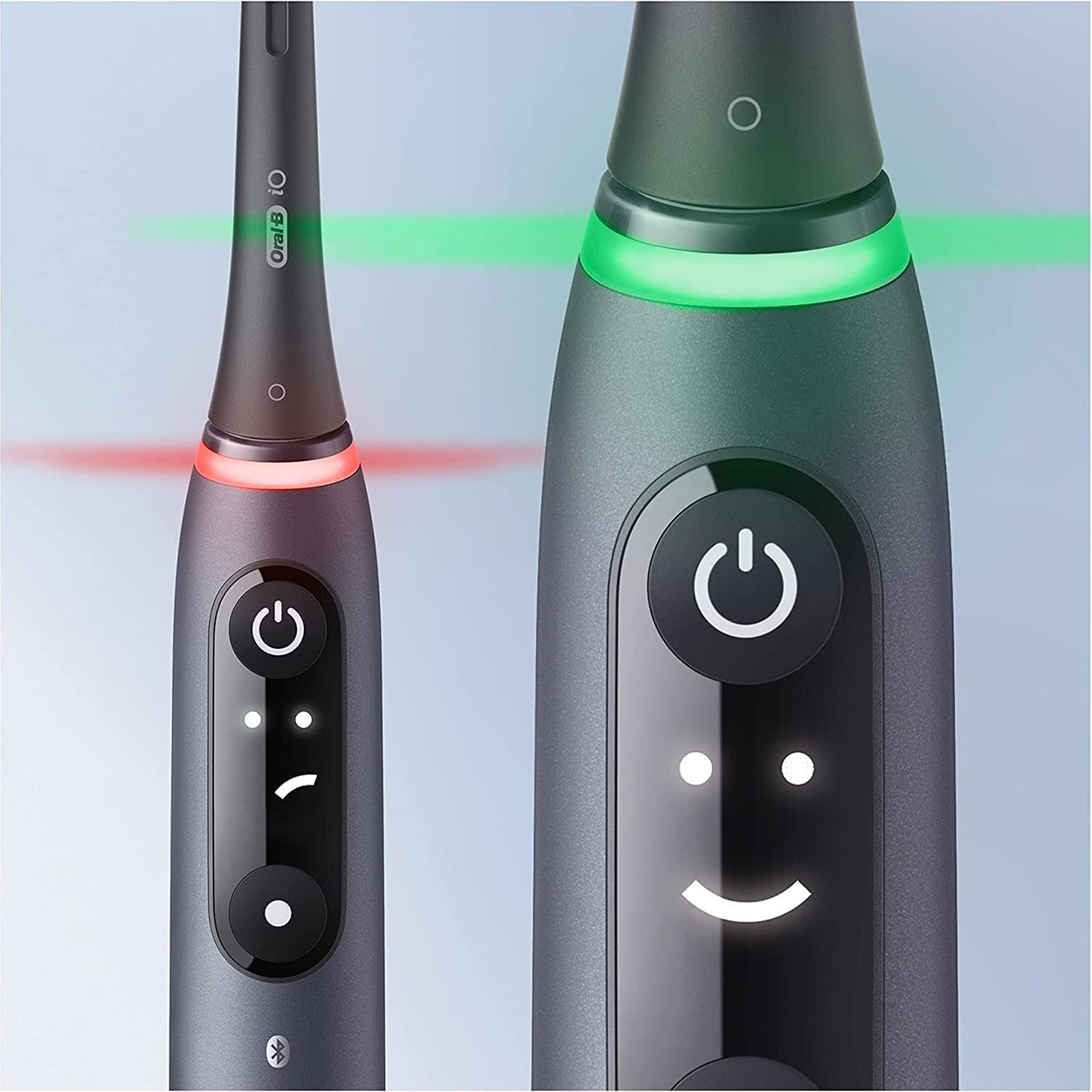 Due spazzolini elettrici. Uno mostra una faccia felice e uno una faccia triste.