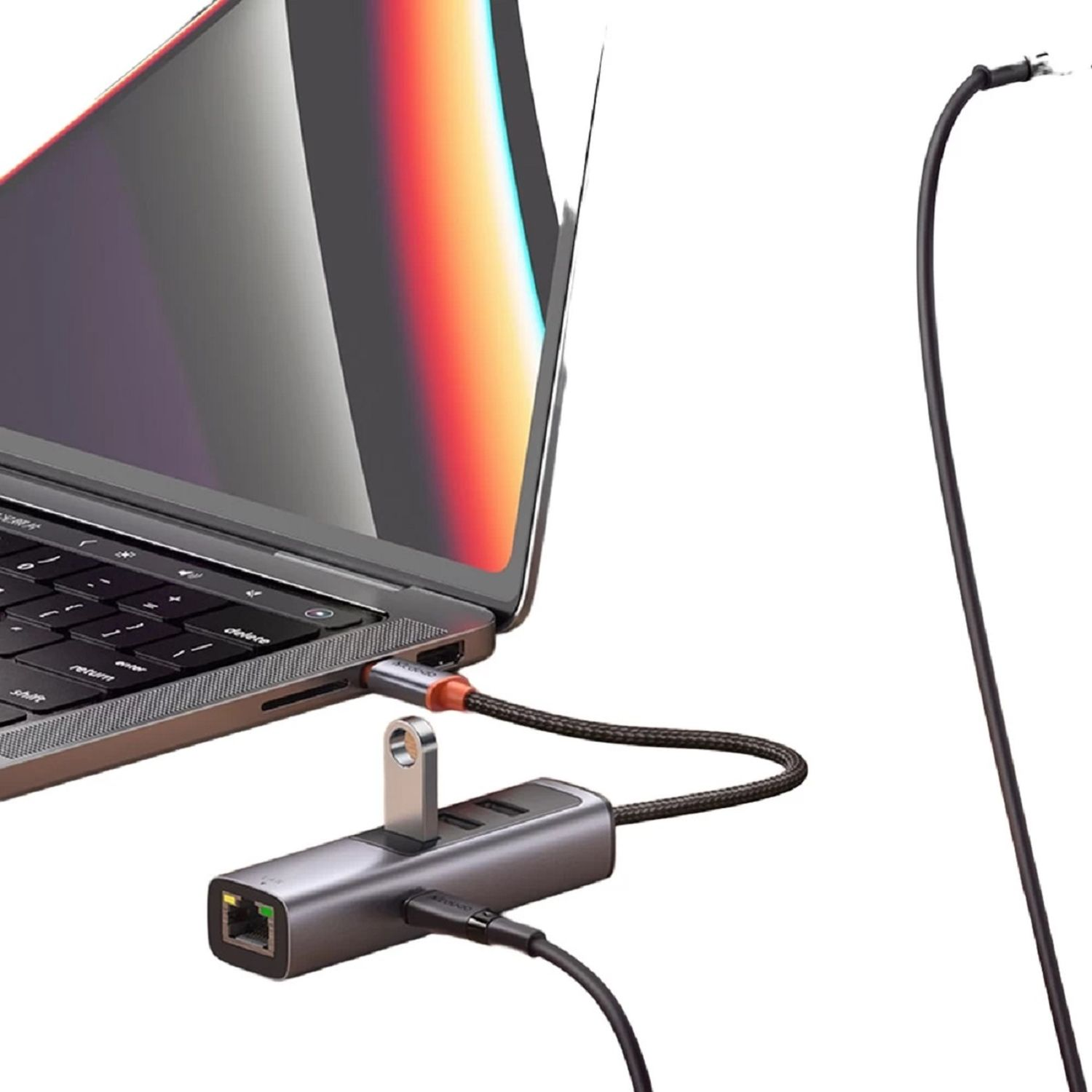 Ein Laptop, der mit einem USB-Hub mit Kabel verbunden ist.