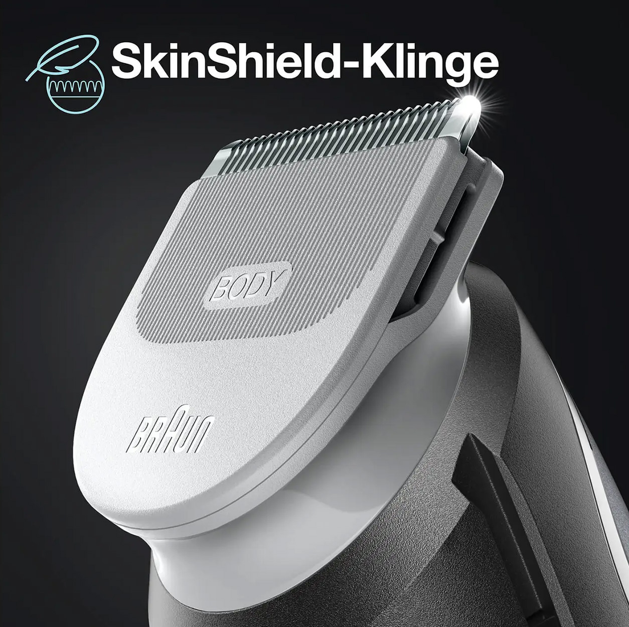 Nahaufnahme eines grau-schwarzen Braun Body Groomers mit dem Label SkinShield-Klinge auf schwarzem Hintergrund.