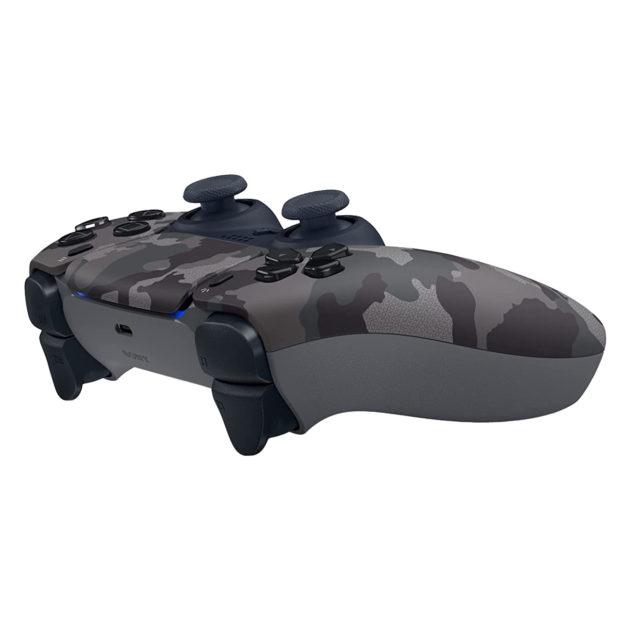 Grijze camouflage Playstation 5 controller, schuin, op een witte achtergrond.