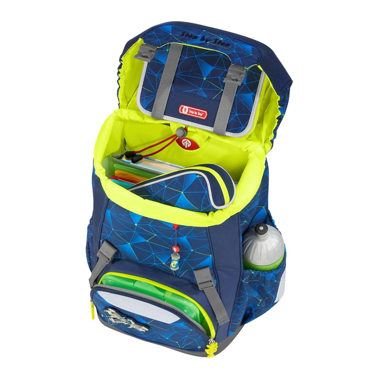 Offener blauer Schulrucksack mit Schulmaterialien, einer Flasche und einem Federmäppchen.