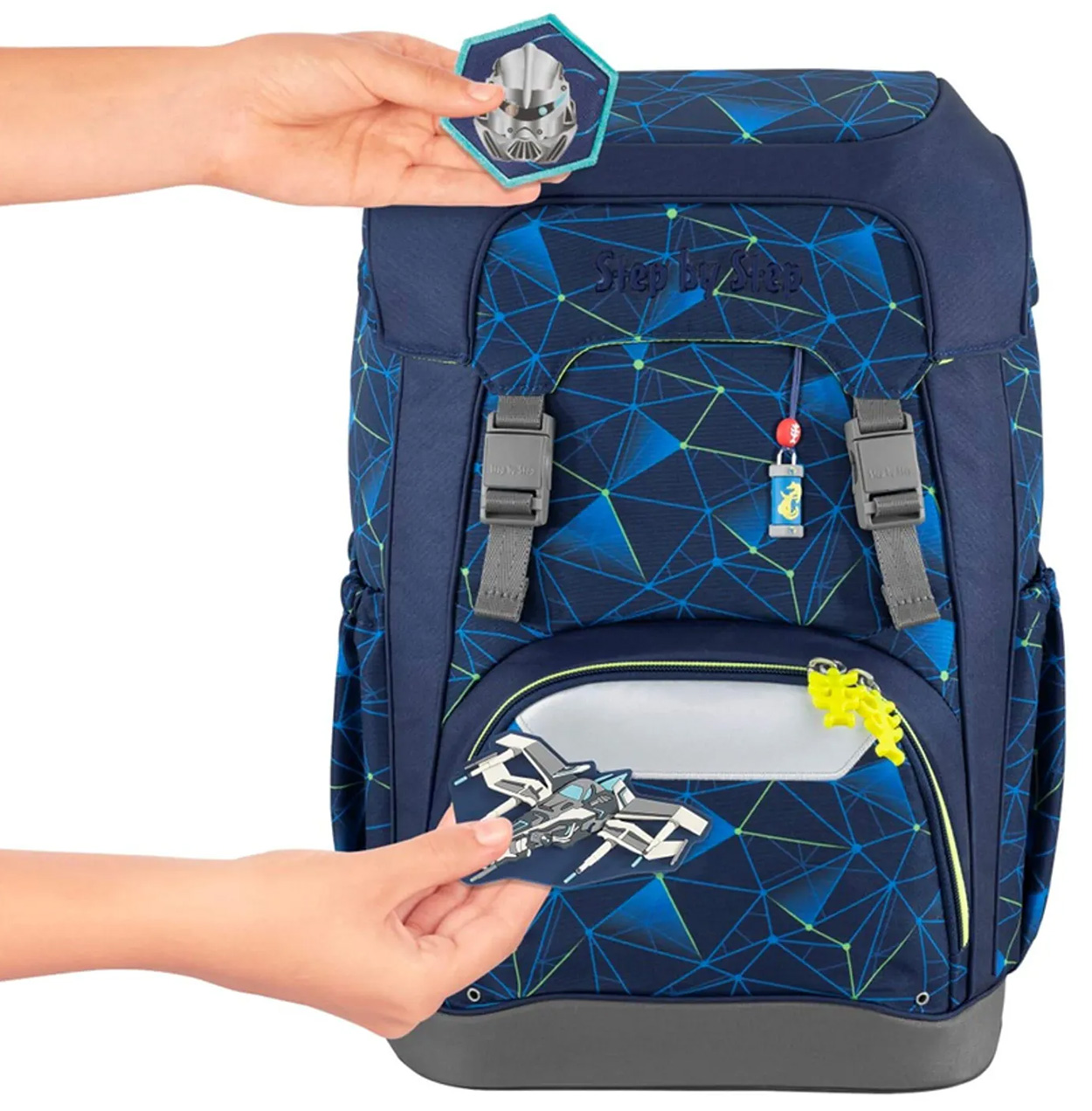 Blauer Rucksack mit Aufnähern, Hände halten Aufnäher, auf Weiß.