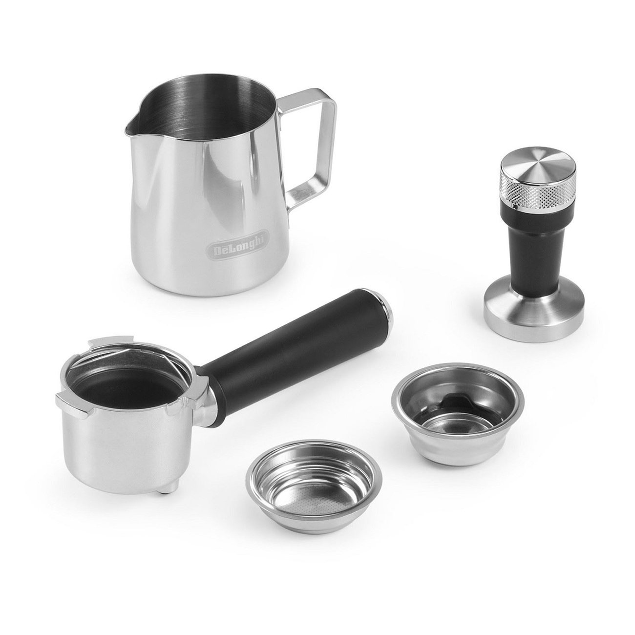 Kaffeemaschinenzubehör, darunter ein silberner Krug, ein Siebträger und ein Tamper. Alles auf einer weißen Oberfläche.
