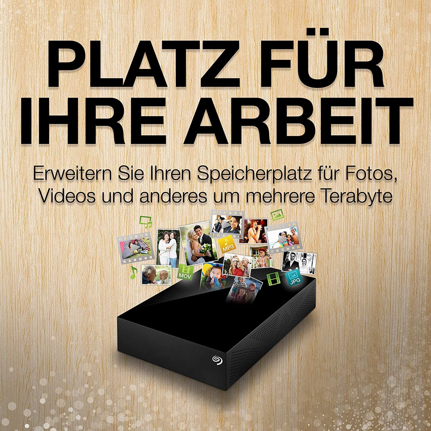 Eine schwarze externe Festplatte mit Bildern von Fotos und Symbolen auf Holzgrund.