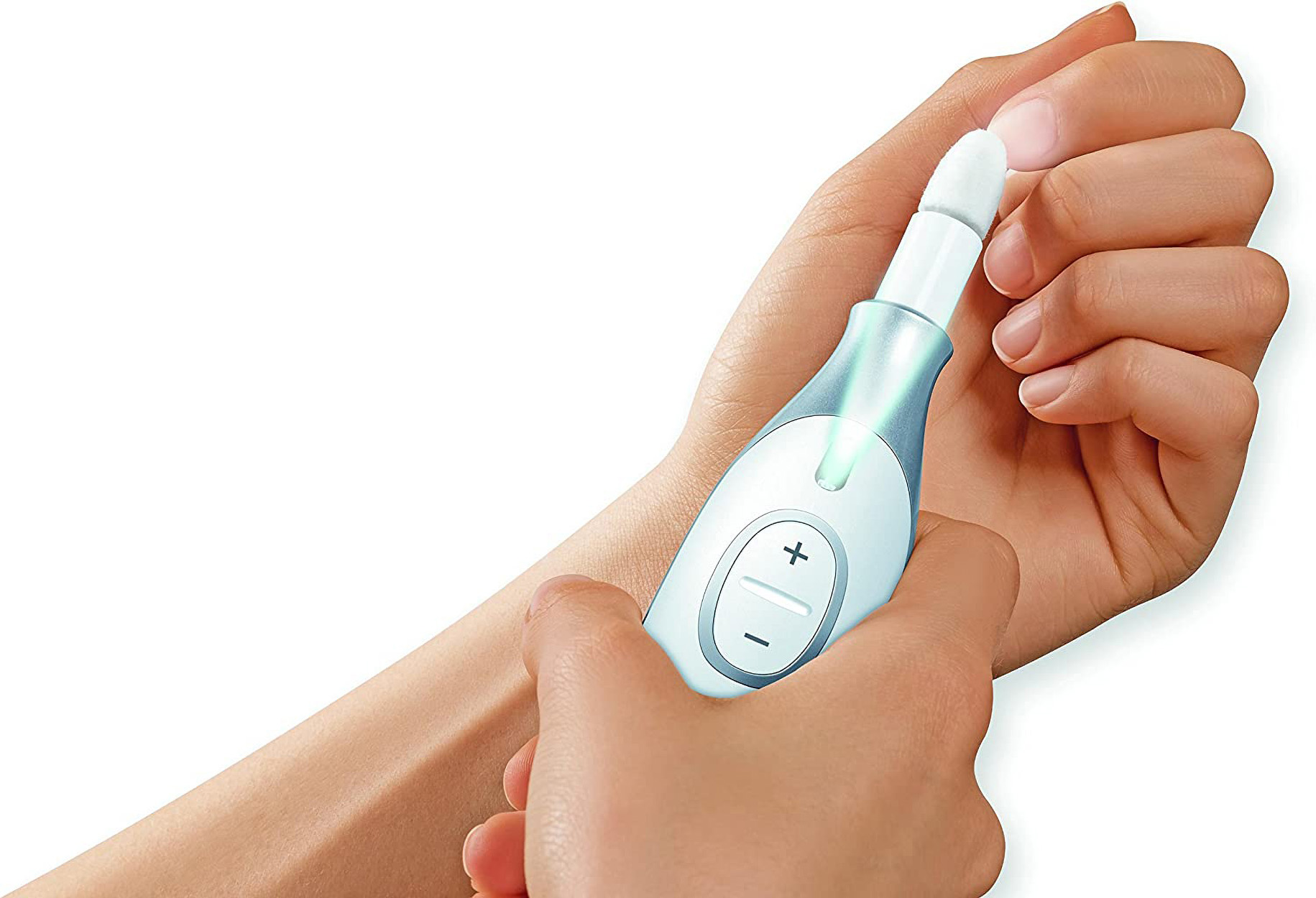 Une main tenant un outil de soin des ongles avec une lumière. L'outil est blanc et bleu.
