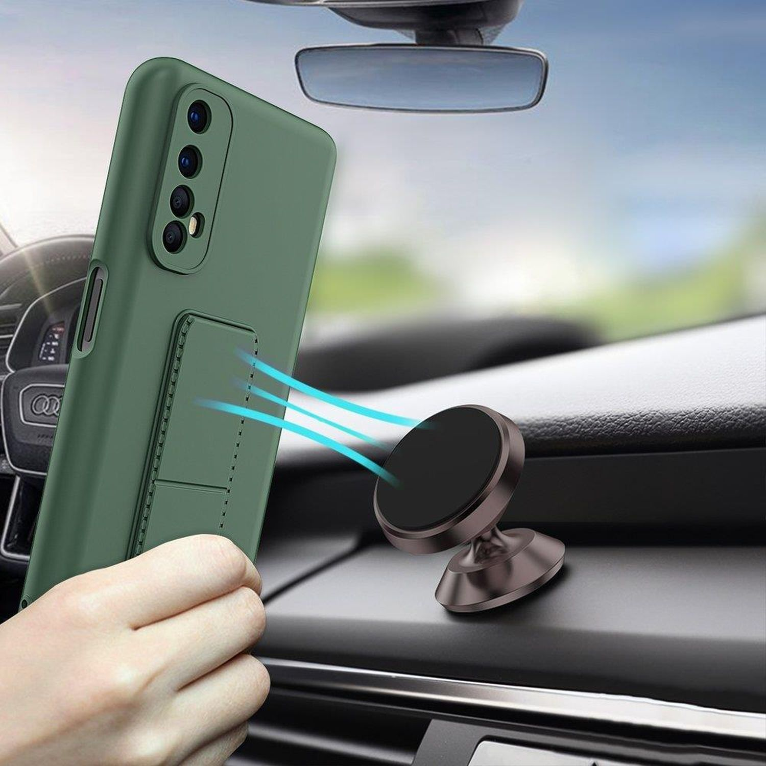 Eine Hand hält eine grüne Handyhülle mit einer Autotelefonhalterung im Auto.