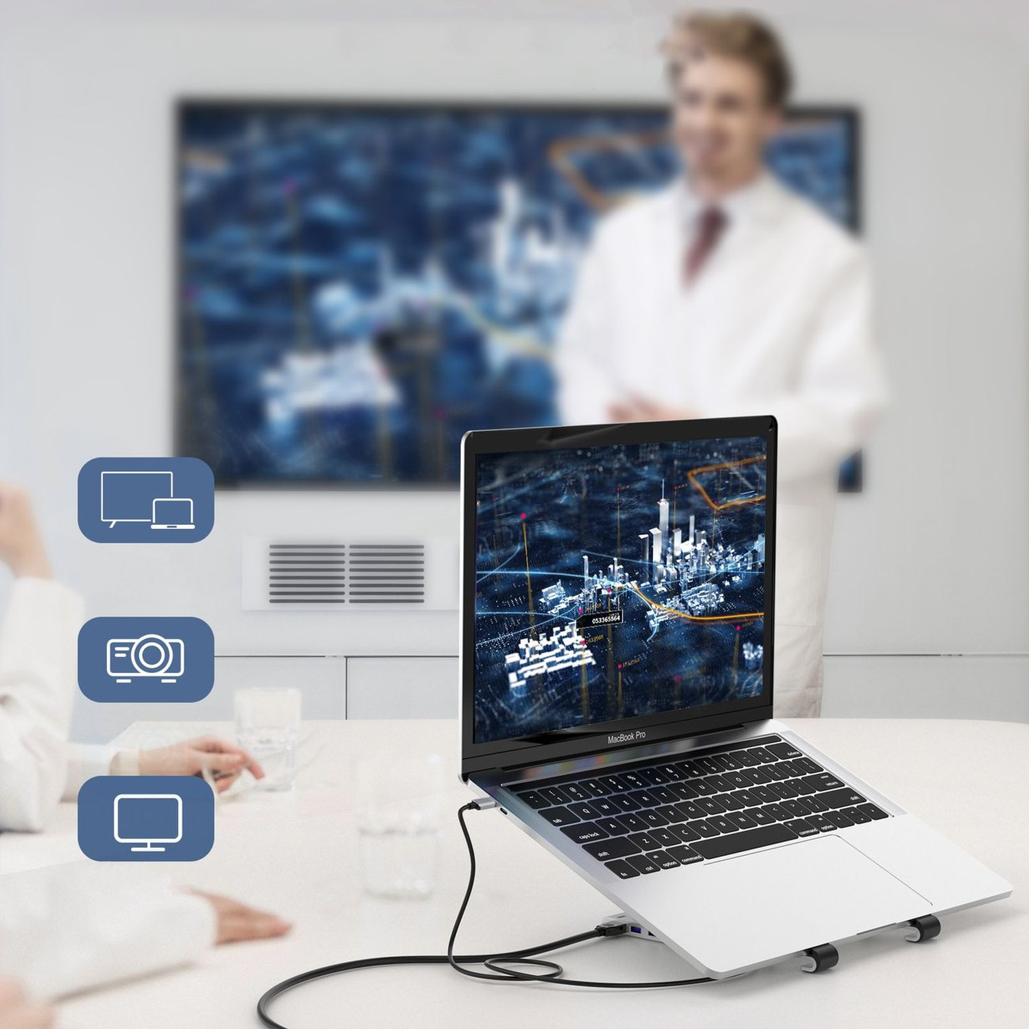 Laptop auf einem Tisch. Personen im Hintergrund. Bildschirm zeigt digitale Karte.