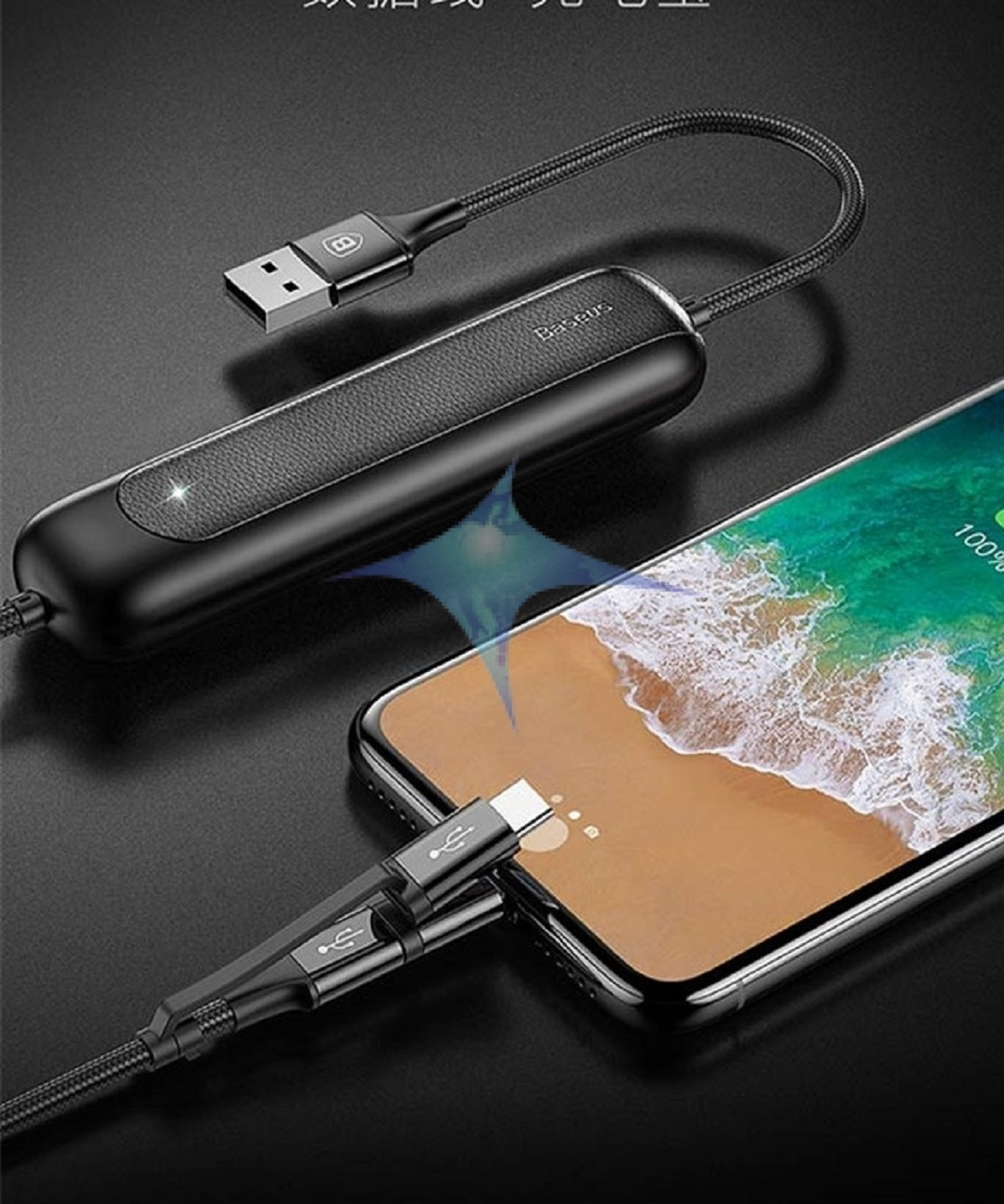 Telefon wird mit einem USB-Kabel aufgeladen. Kabel wird in das Telefon gesteckt, USB-Anschluss sichtbar.