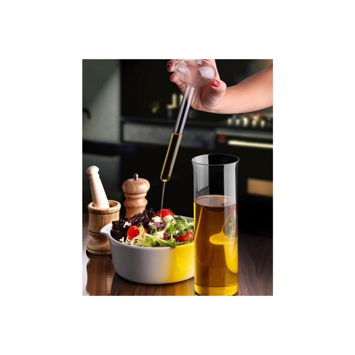 Eine Person gießt Öl in eine Salatschüssel. Rechts steht eine Glasflasche mit Öl. Ein hölzerner Mörser.