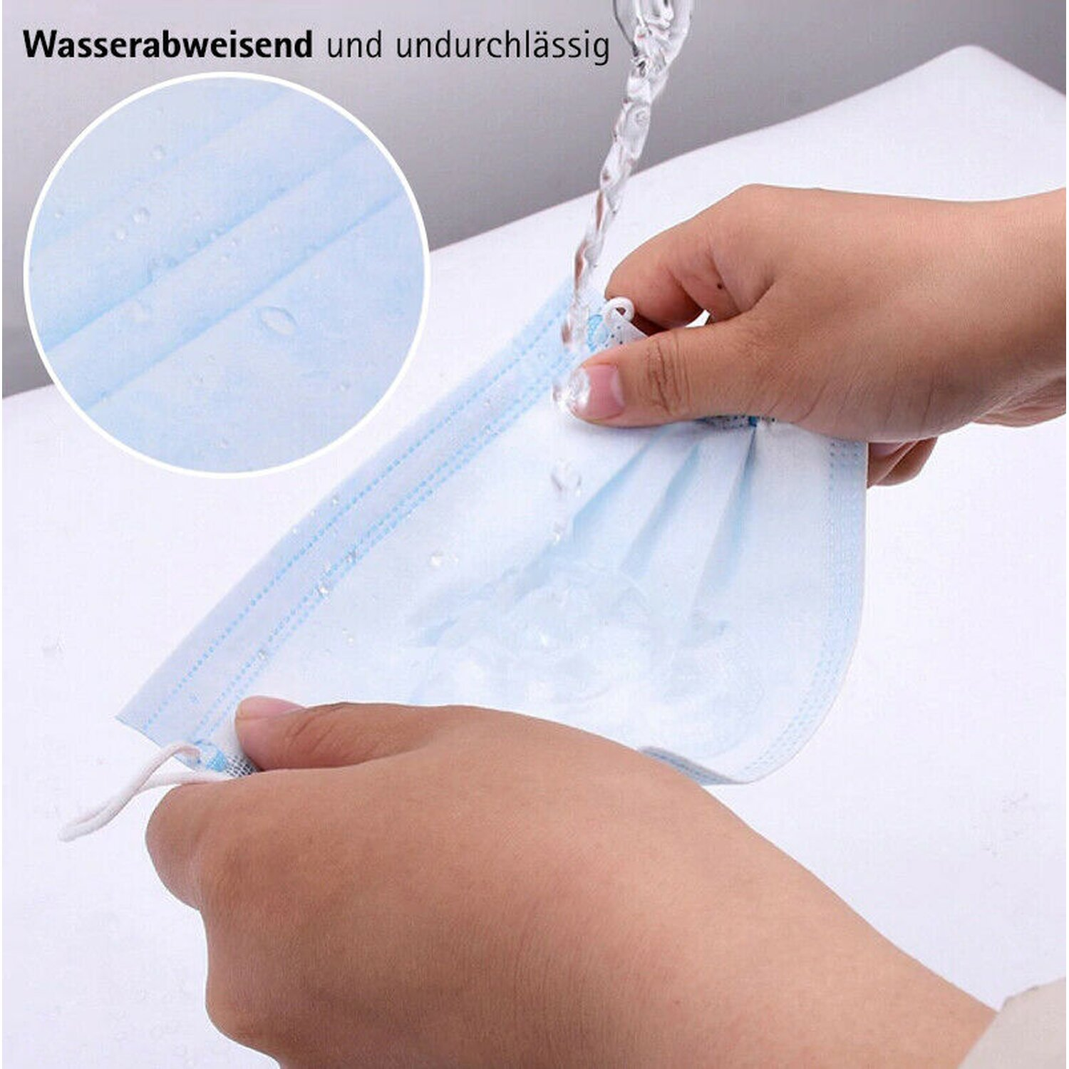 Hände halten eine blaue Gesichtsmaske, Wasser wird darauf gegossen.