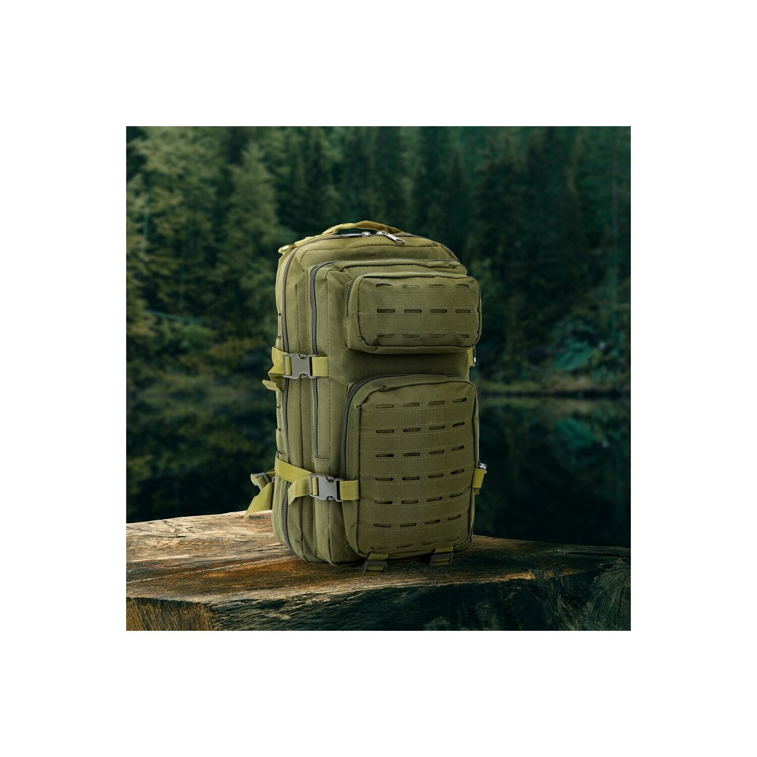 Grüner Militärrucksack. Mehrere Taschen und Riemen. Auf einem Holztisch platziert.