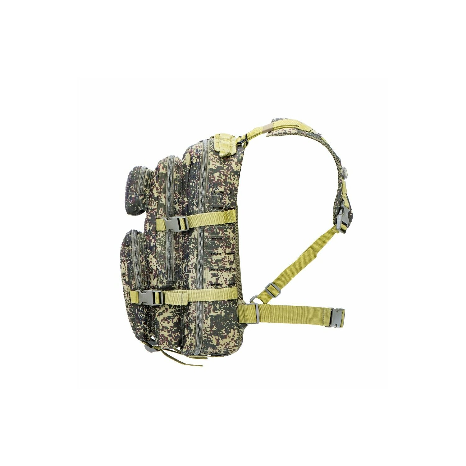 Tarnfarbener taktischer Rucksack mit Riemen und Schnallen. Seitenansicht, weißer Hintergrund.