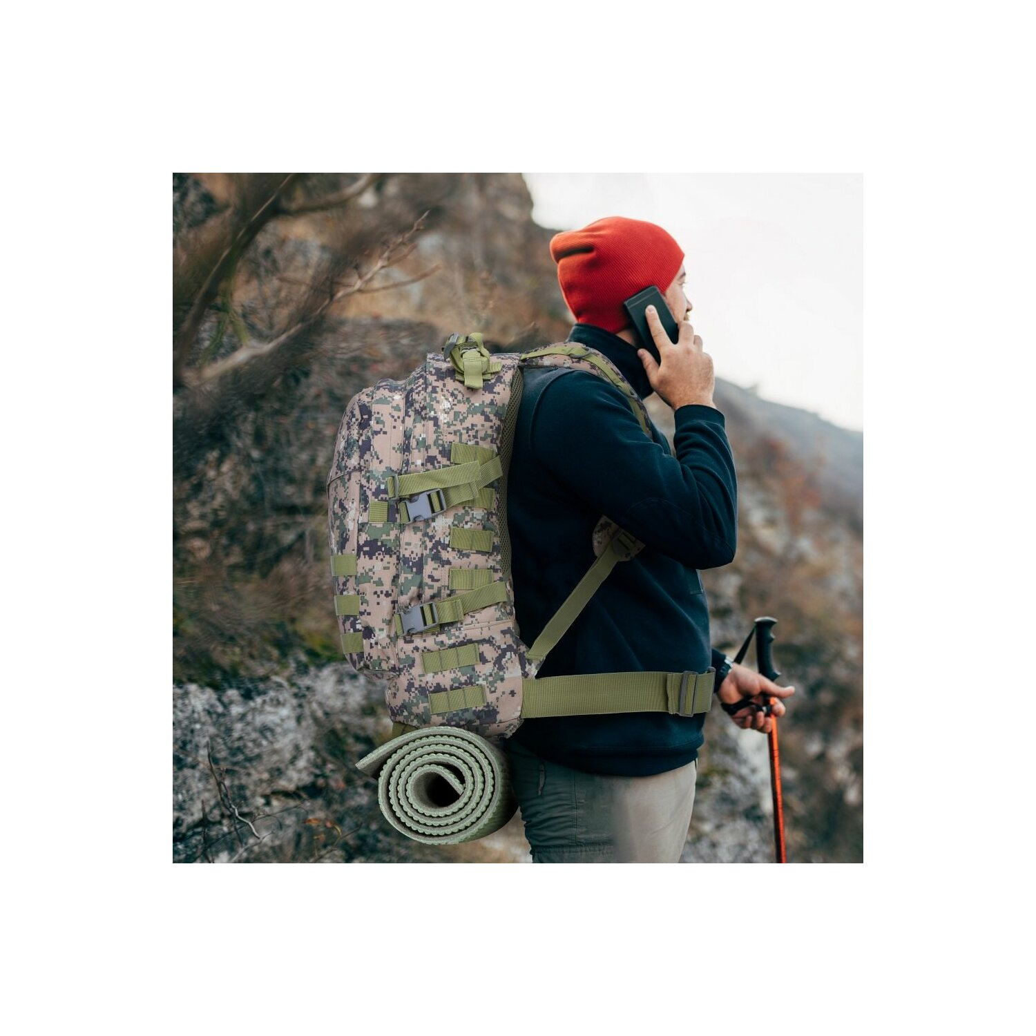 Ein Tarnrucksack auf weißem Hintergrund.