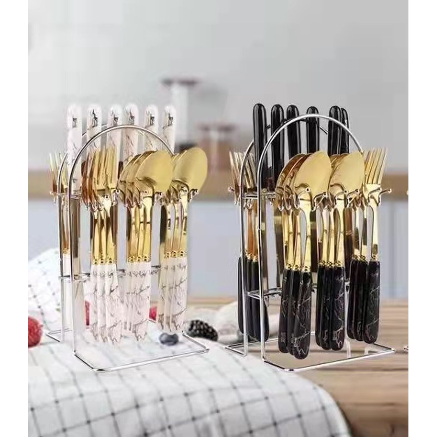 Gold- und schwarzfarbene Bestecksets in Metallhaltern.