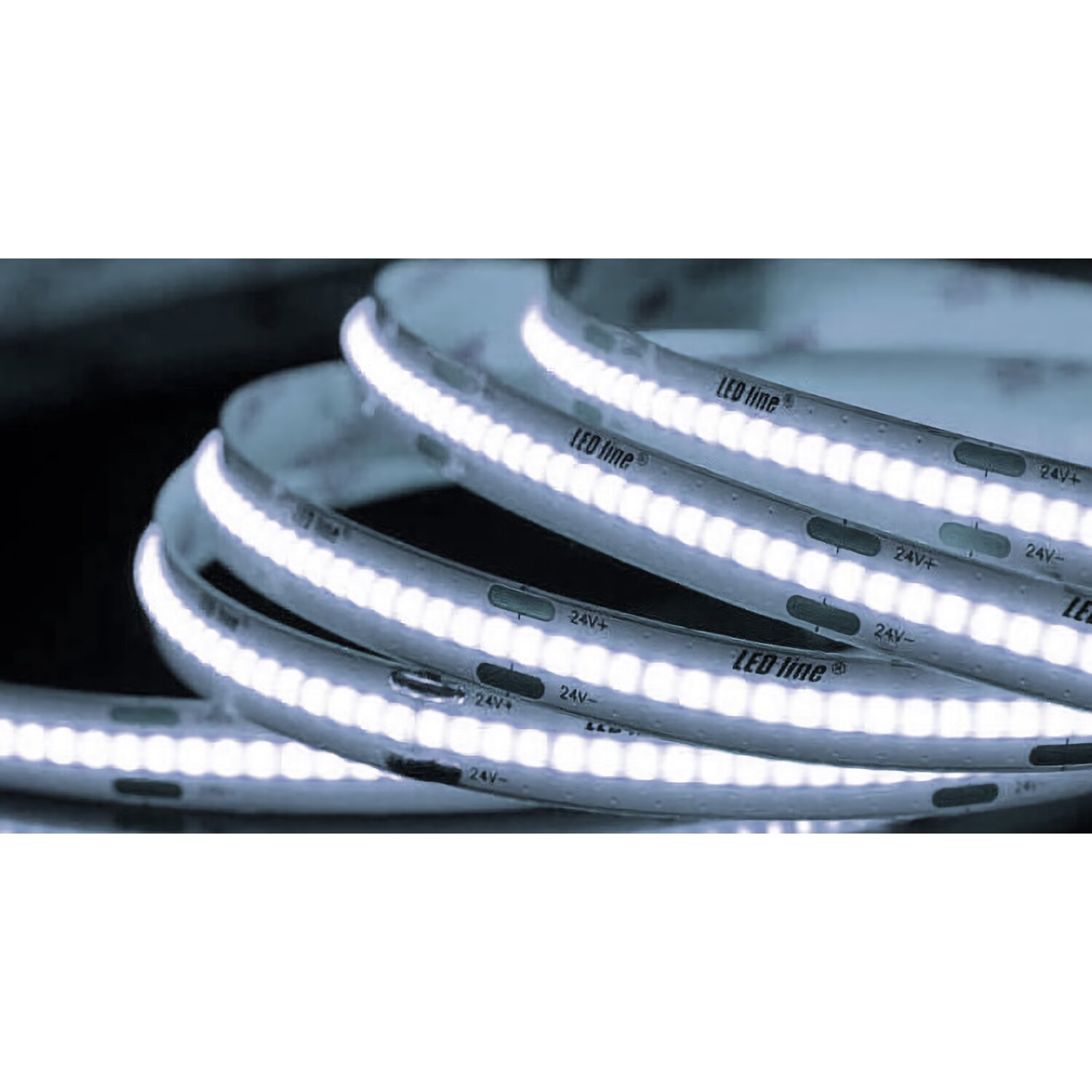 LED-Streifen aufgerollt. Die Lichter sind weiß, die Spule ist weiß und grau.