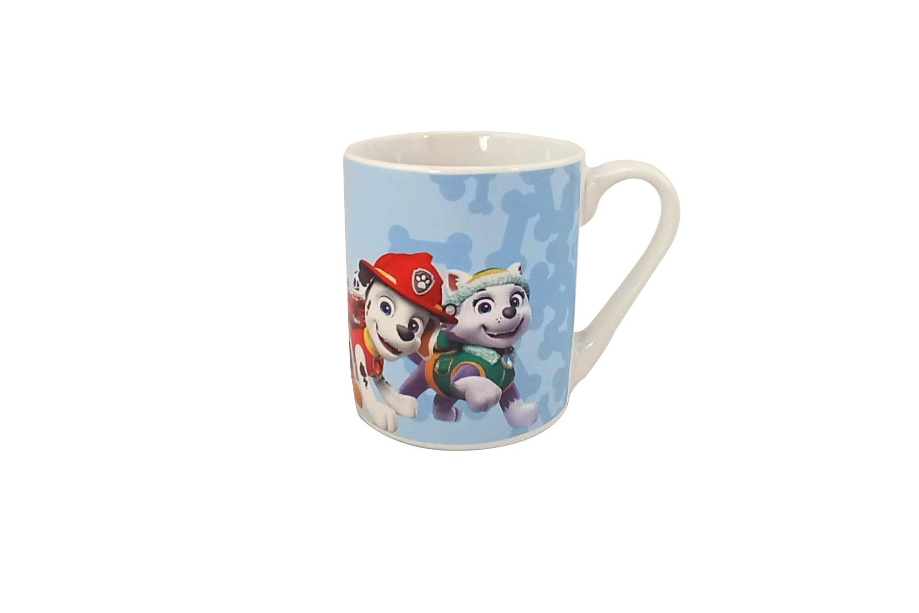 Eine Tasse mit Paw Patrol-Figuren. Der Hintergrund ist hellblau mit Knochendesigns.