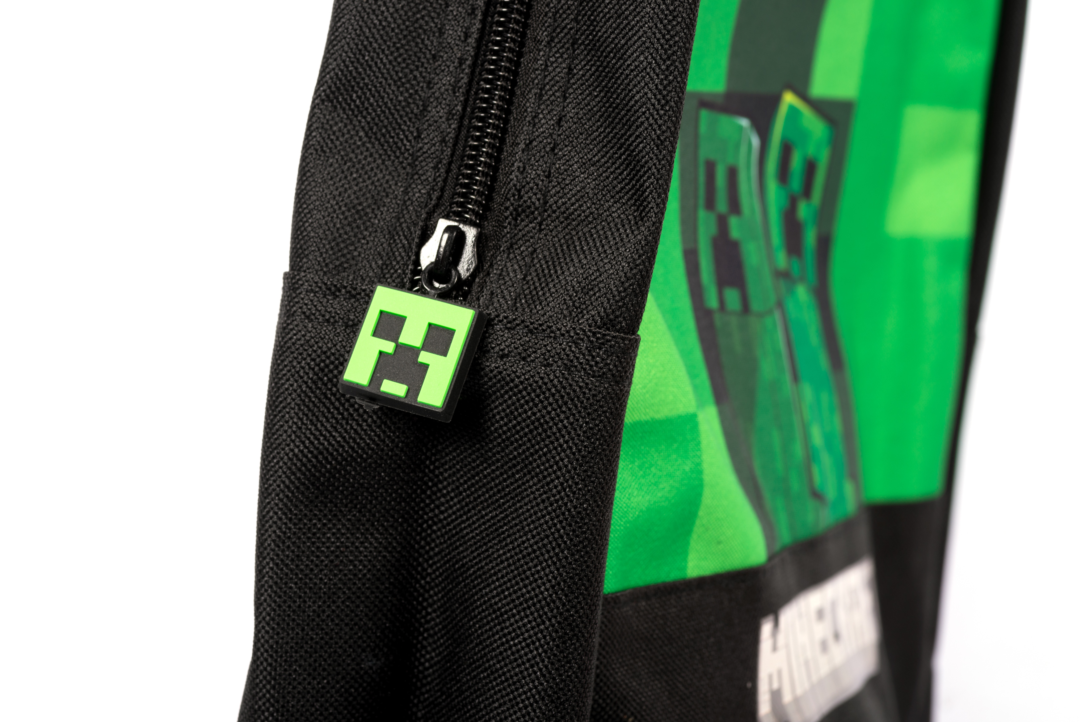 Nahaufnahme eines Minecraft-Rucksacks mit einem Creeper-Reißverschlussanhänger.