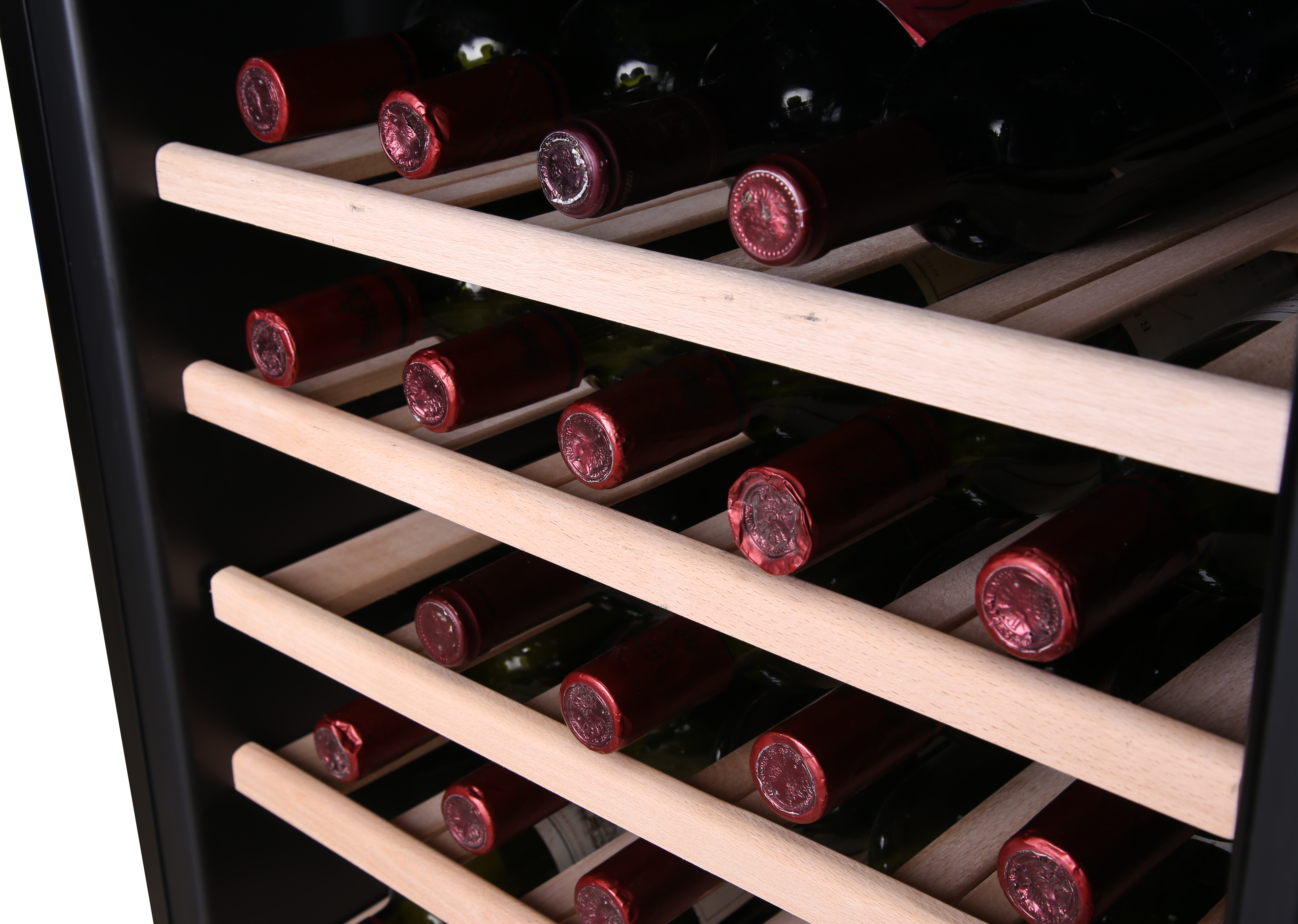 Weinkühlschrank mit Flaschen, Holzregalen und schwarzem Innenraum.