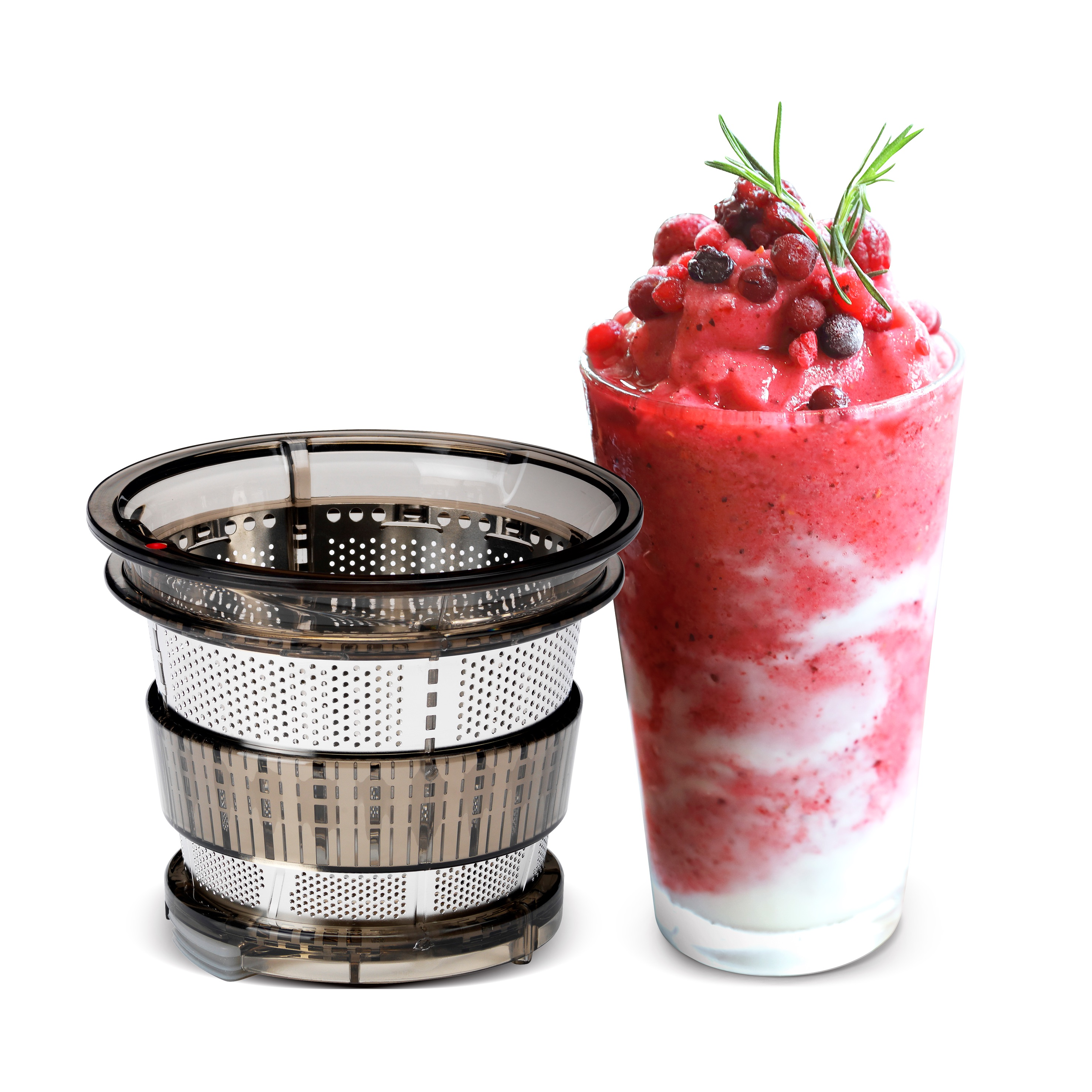Części wyciskarki do soku obok szklanki czerwonego smoothie z owocami i rozmarynem.