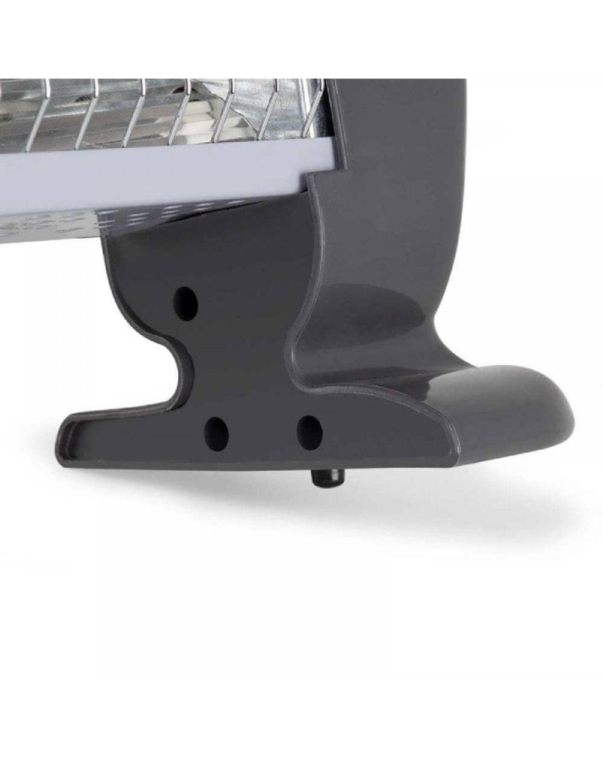 Zbliżenie szarej podstawy grzejnika elektrycznego z metalową siatką nad nim. Podstawa ma skośną, gładką konstrukcję.