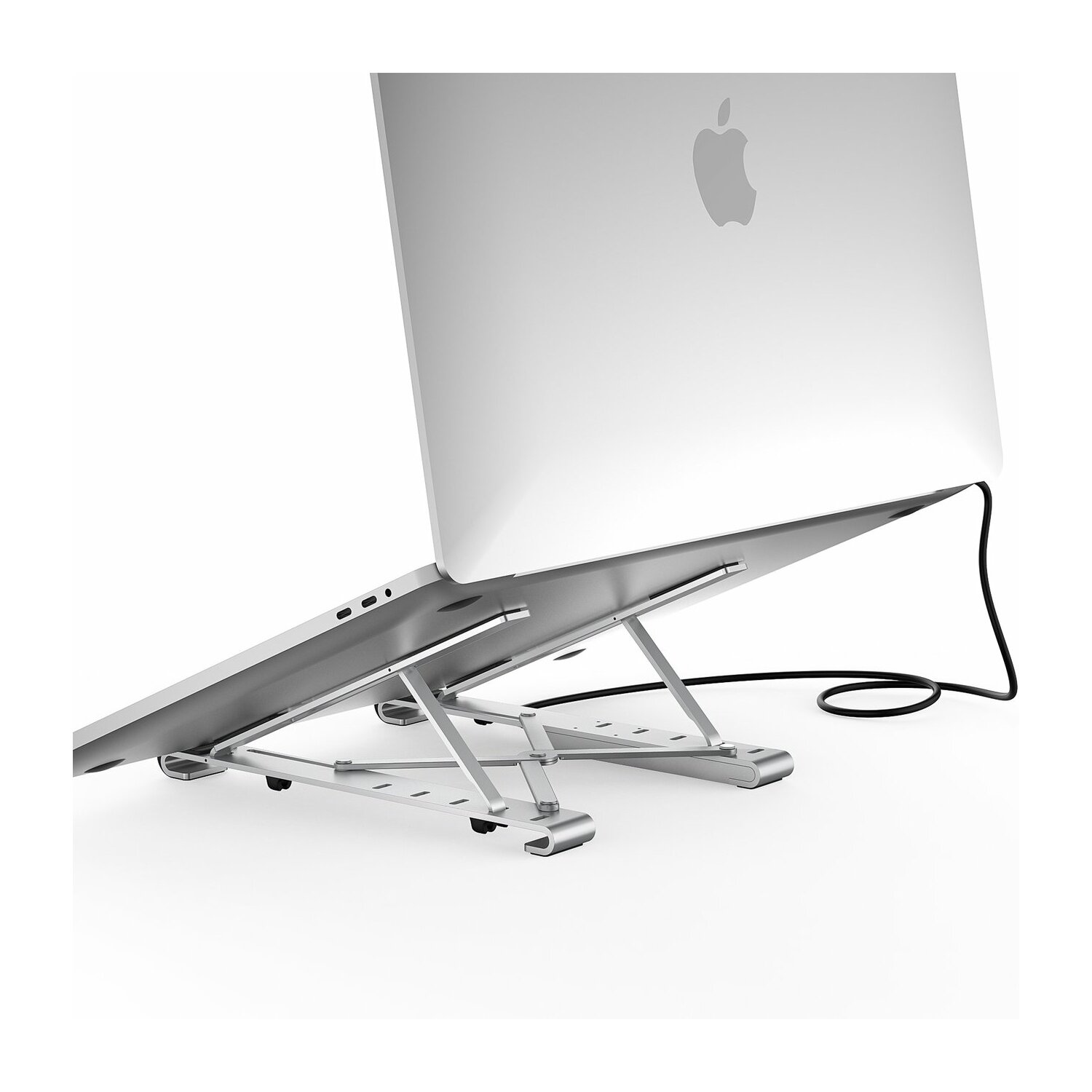 Silberner Laptop auf einem silbernen Ständer. Der Laptop ist geöffnet, das Apple-Logo ist sichtbar.