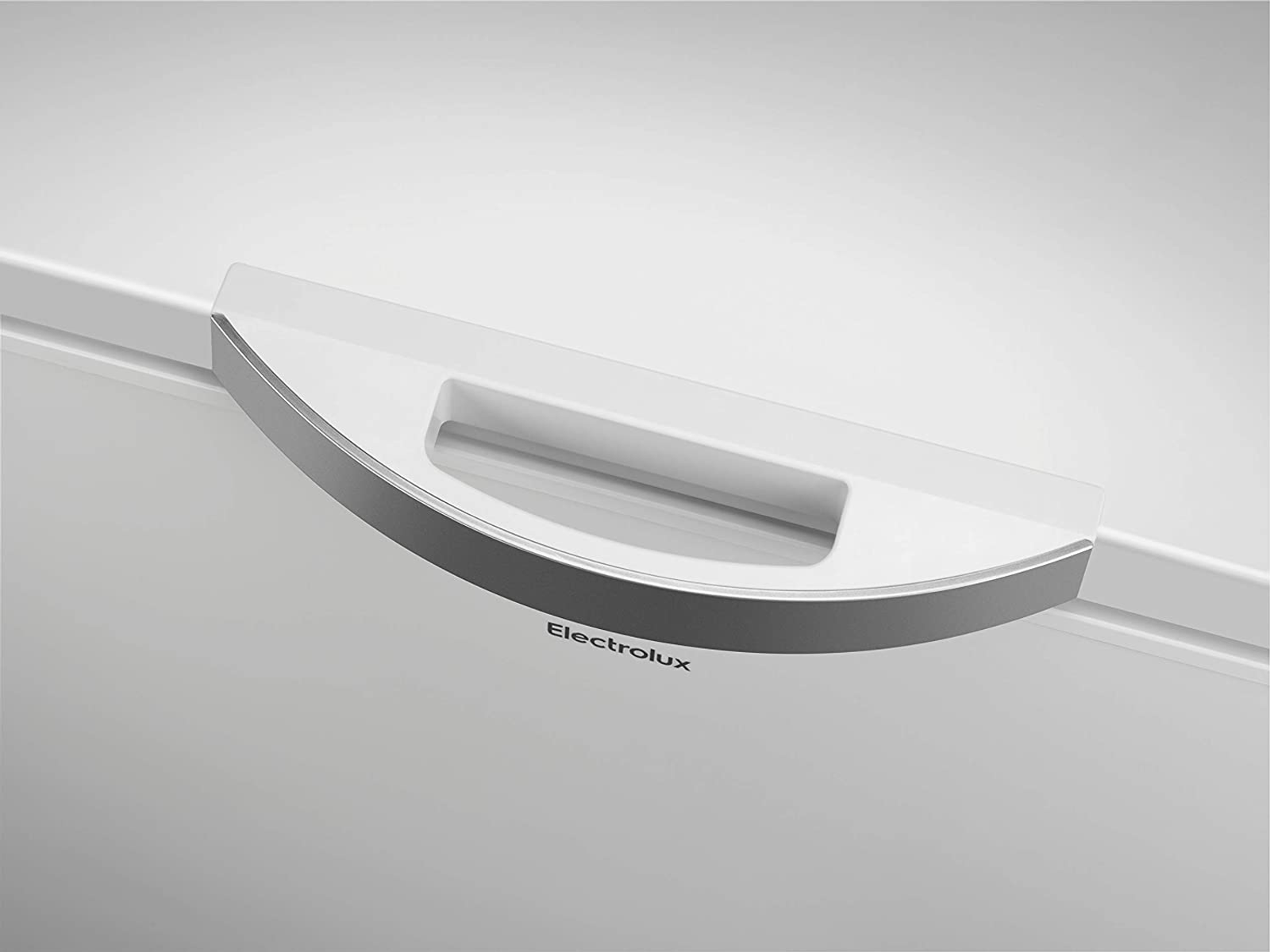 Maniglia del congelatore Electrolux bianca con finiture argentate, su superficie bianca.