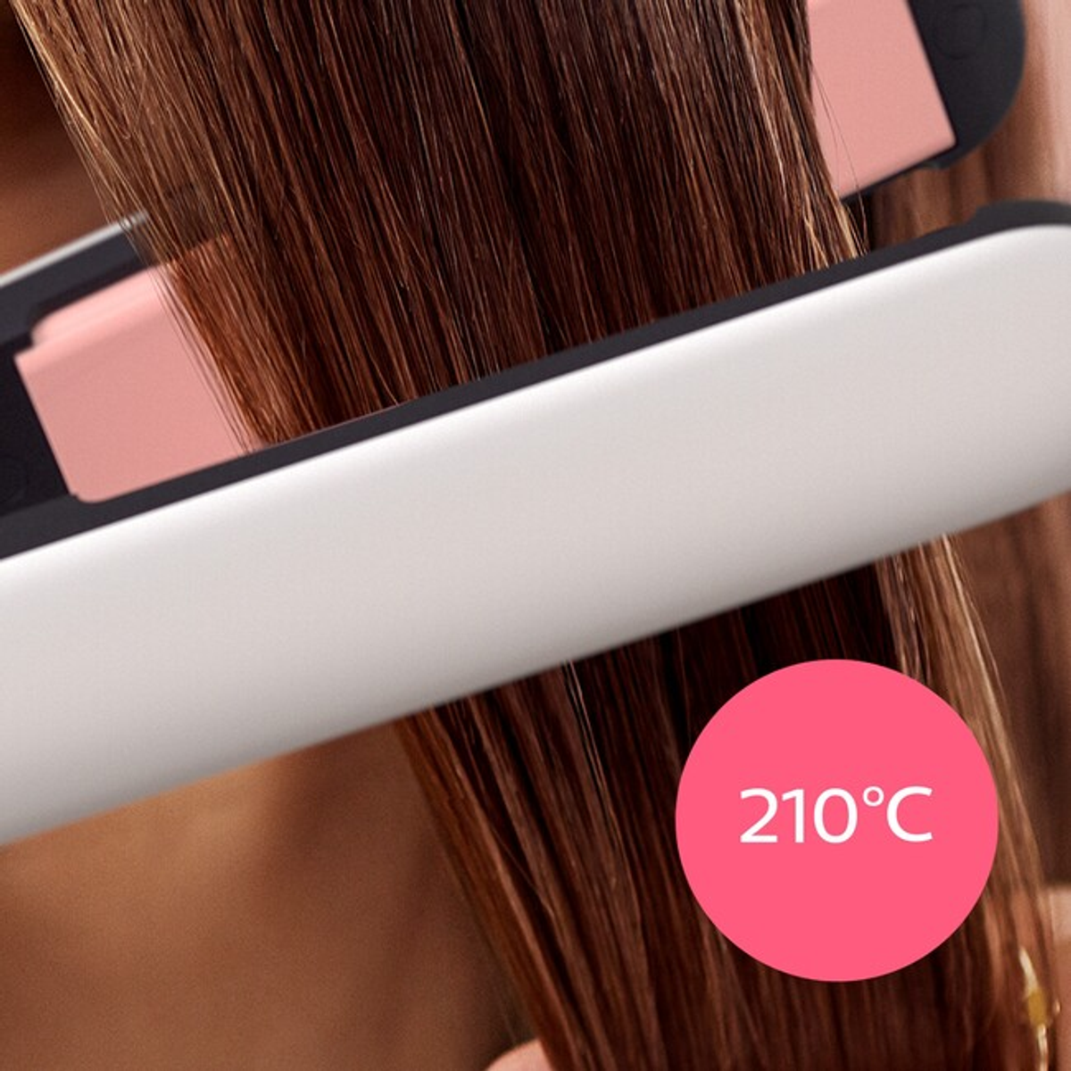 Capelli acconciati con una piastra a 210 gradi Celsius.