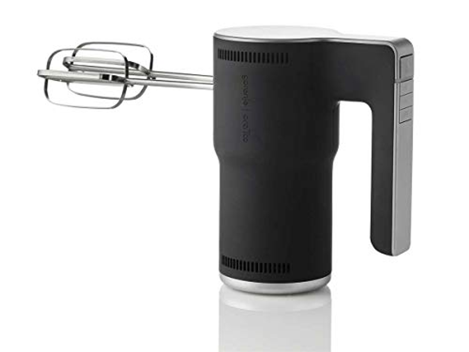 Schwarzer und silberner Handmixer mit Rührbesen, isoliert auf Weiß.