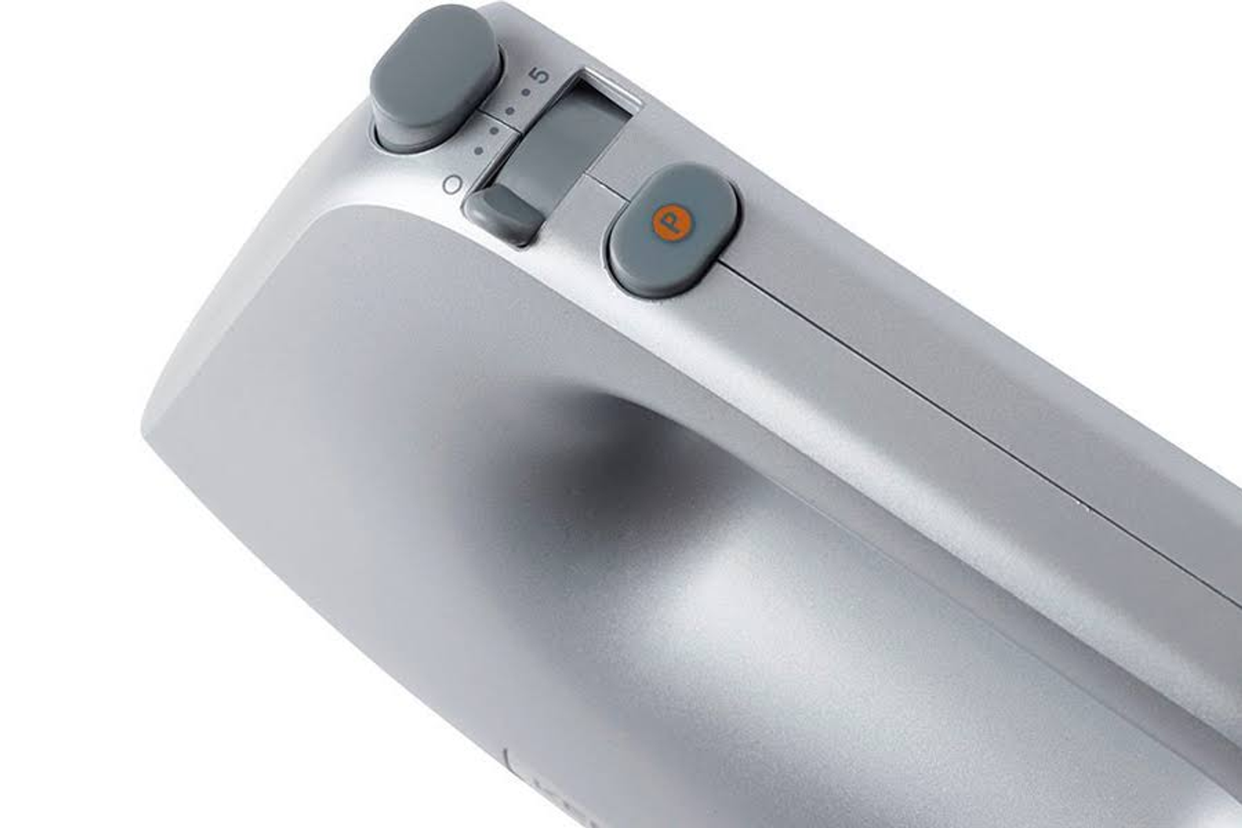 Silberner Handmixer mit Geschwindigkeitsreglern. Enthält eine Ein-/Aus-Taste und Geschwindigkeitseinstellungen von 0 bis 5.