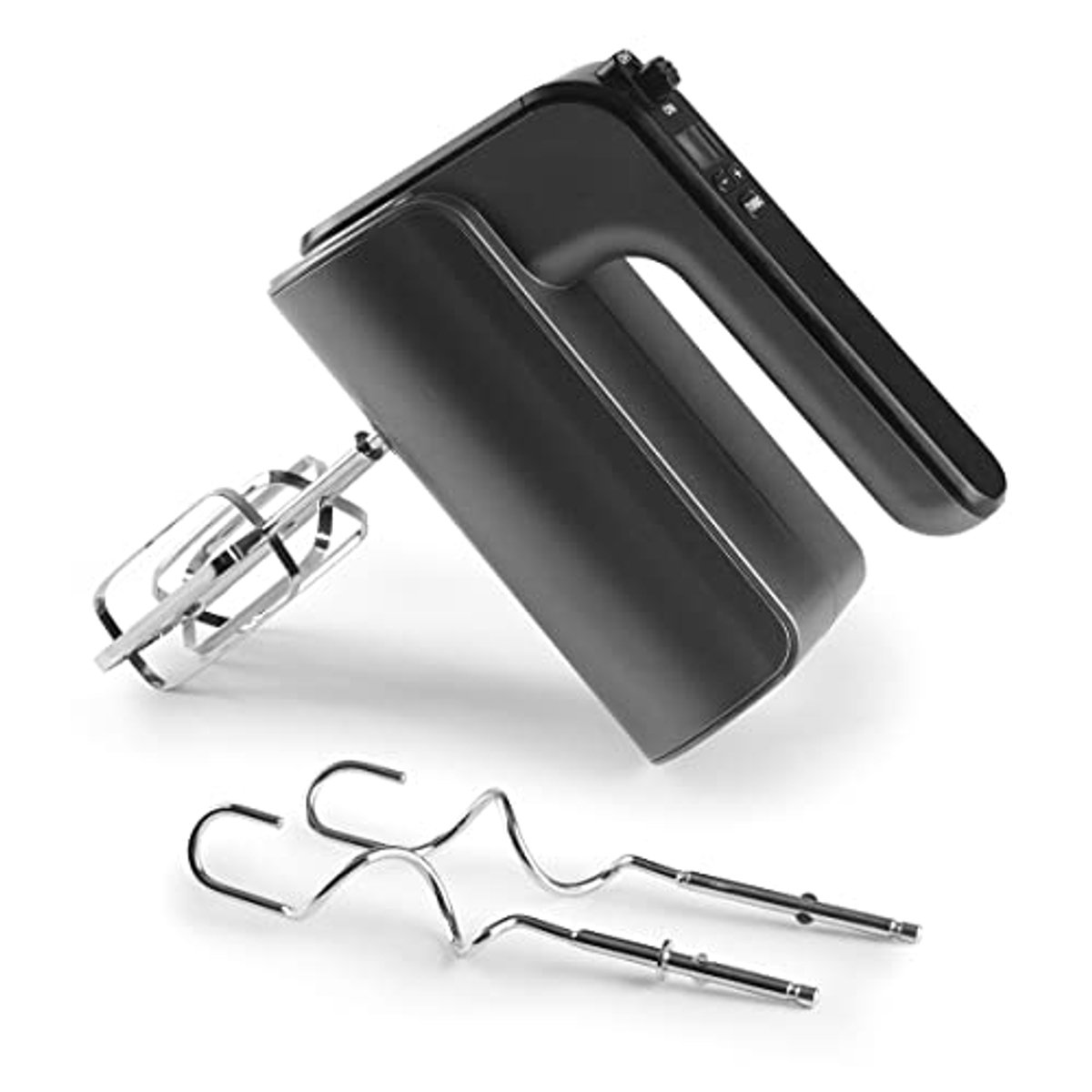 Ein schwarzer Handmixer mit Rührbesen und einem separaten Satz Rührbesen. Die Rührbesen sind metallisch.