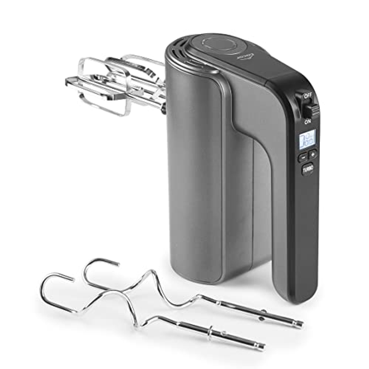 Grauer Handmixer mit zwei Schneebesen. Der Mixer hat eine Turbotaste und eine Digitalanzeige.