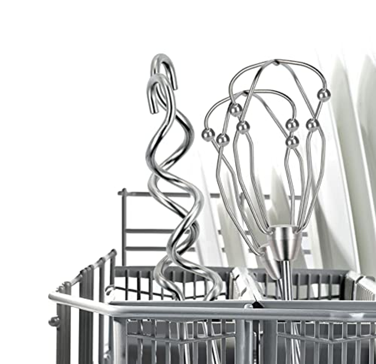Primer plano de dos accesorios de batidora de cocina de acero inoxidable dentro de un estante.