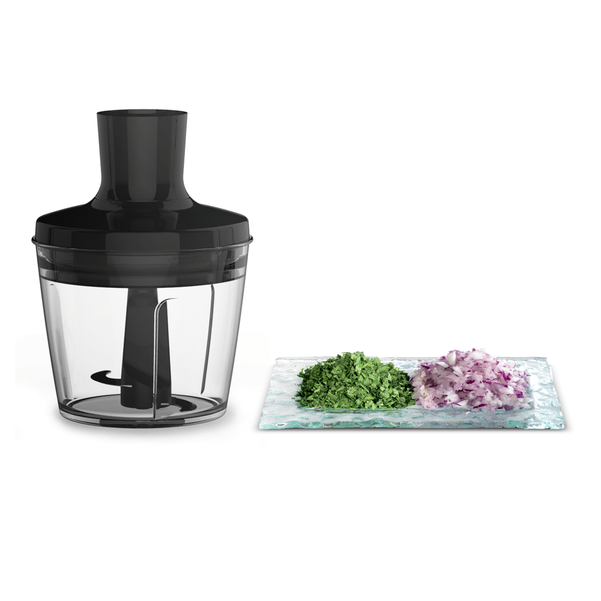 Un mixeur plongeant noir avec un récipient transparent et des légumes hachés.