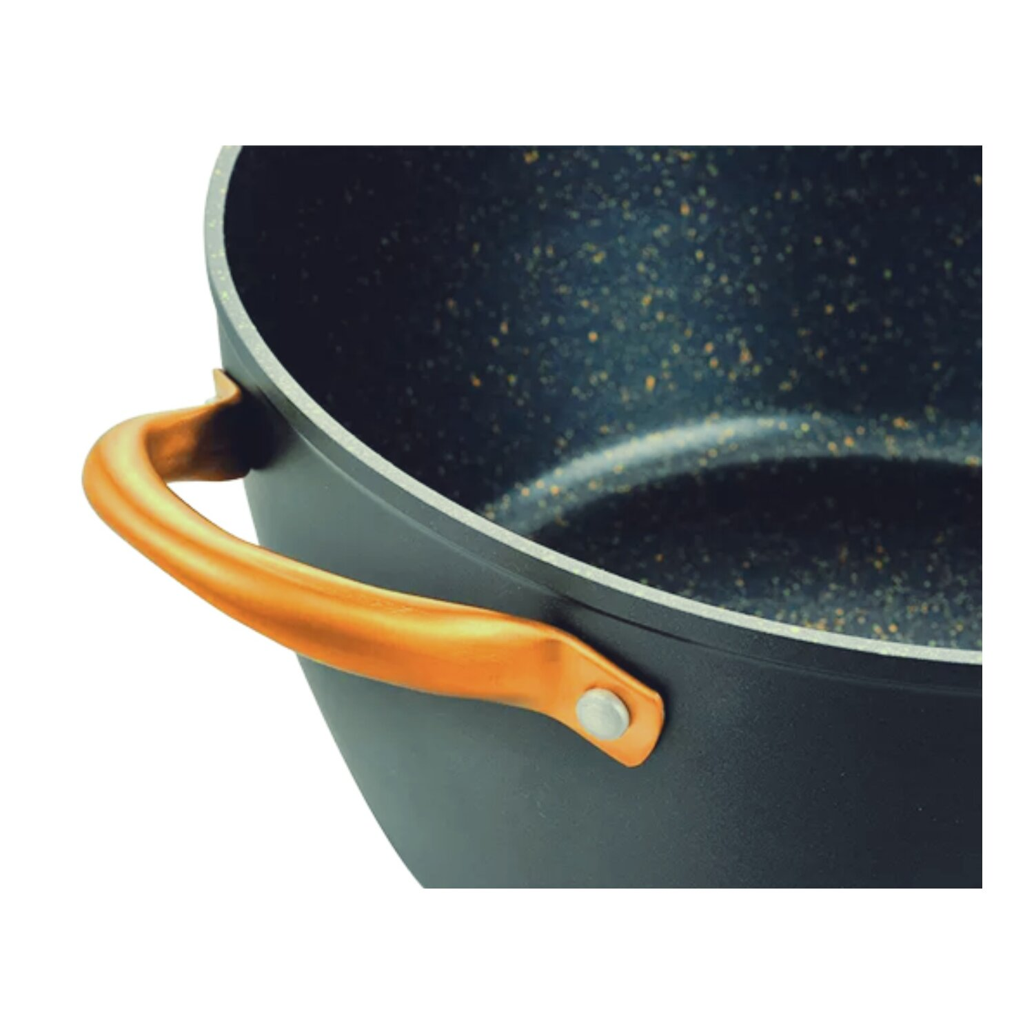 Schwarzer Kochtopf mit orangefarbenem Griff, auf weißem Hintergrund.