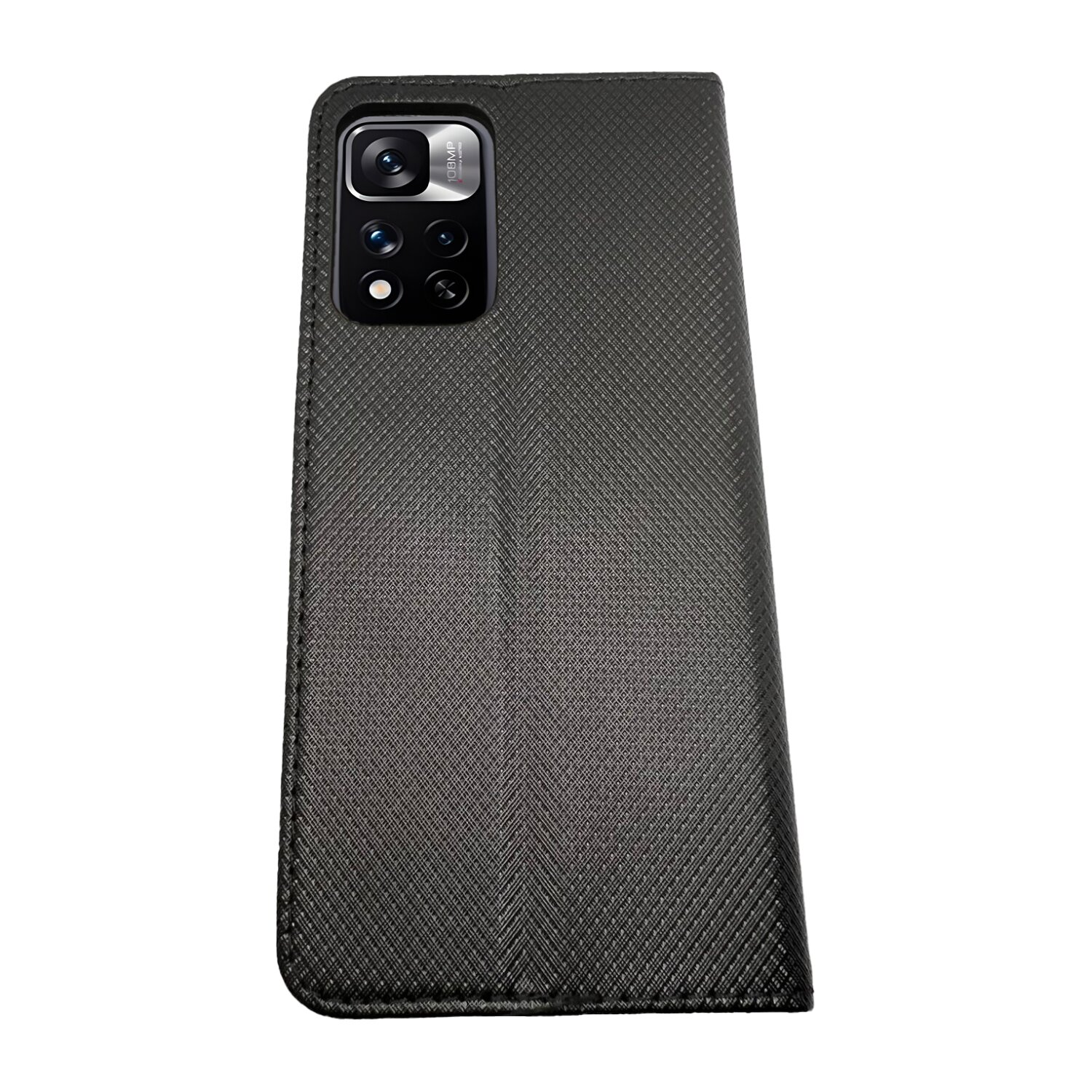 Custodia per telefono nera con fotocamera. La custodia ha un motivo strutturato.