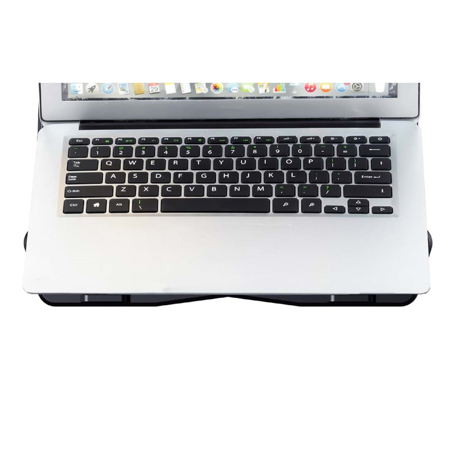 Laptop-Tastatur von oben gesehen, zentriert auf einem schwarzen Schreibtisch mit weißem Hintergrund.